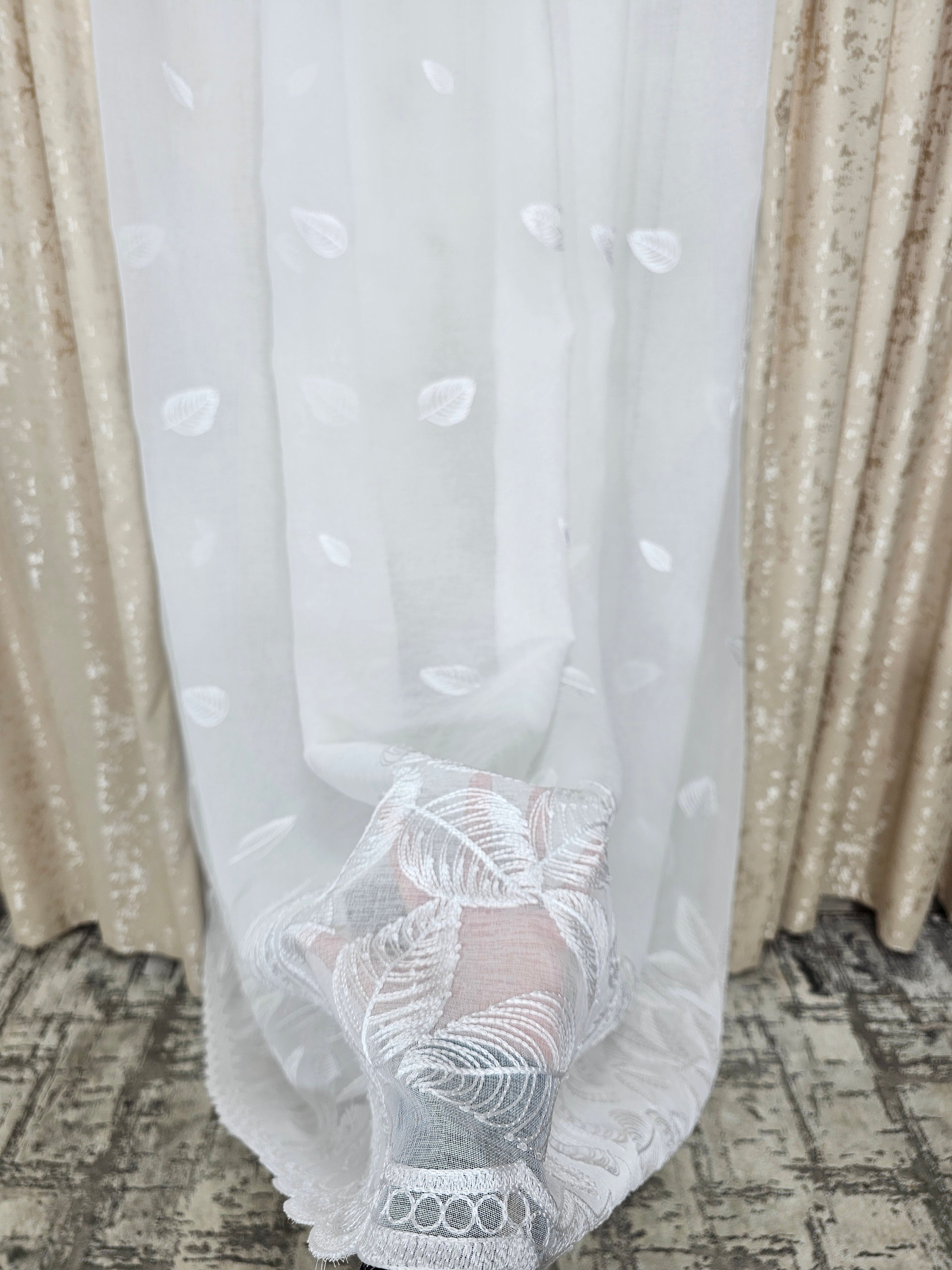 Set Gabi: perdea alba din in cu frunze si draperie decorativa tip nisip crem