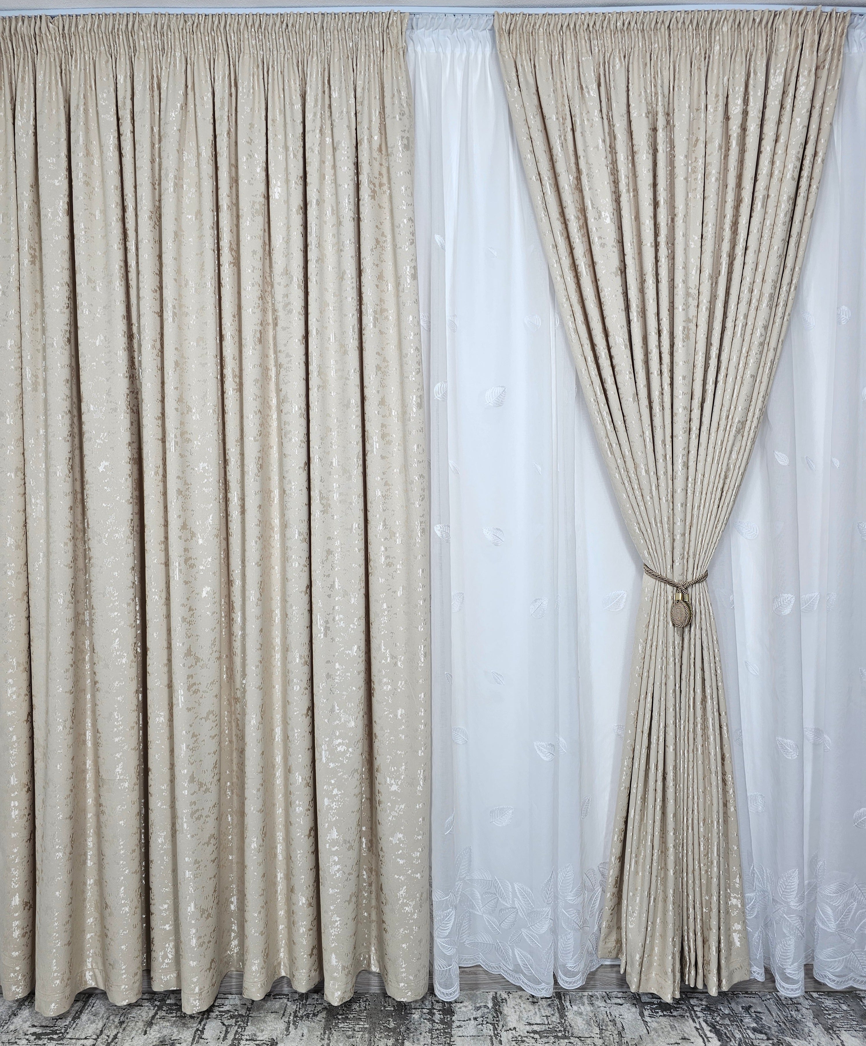 Set Gabi: perdea alba din in cu frunze si draperie decorativa tip nisip crem