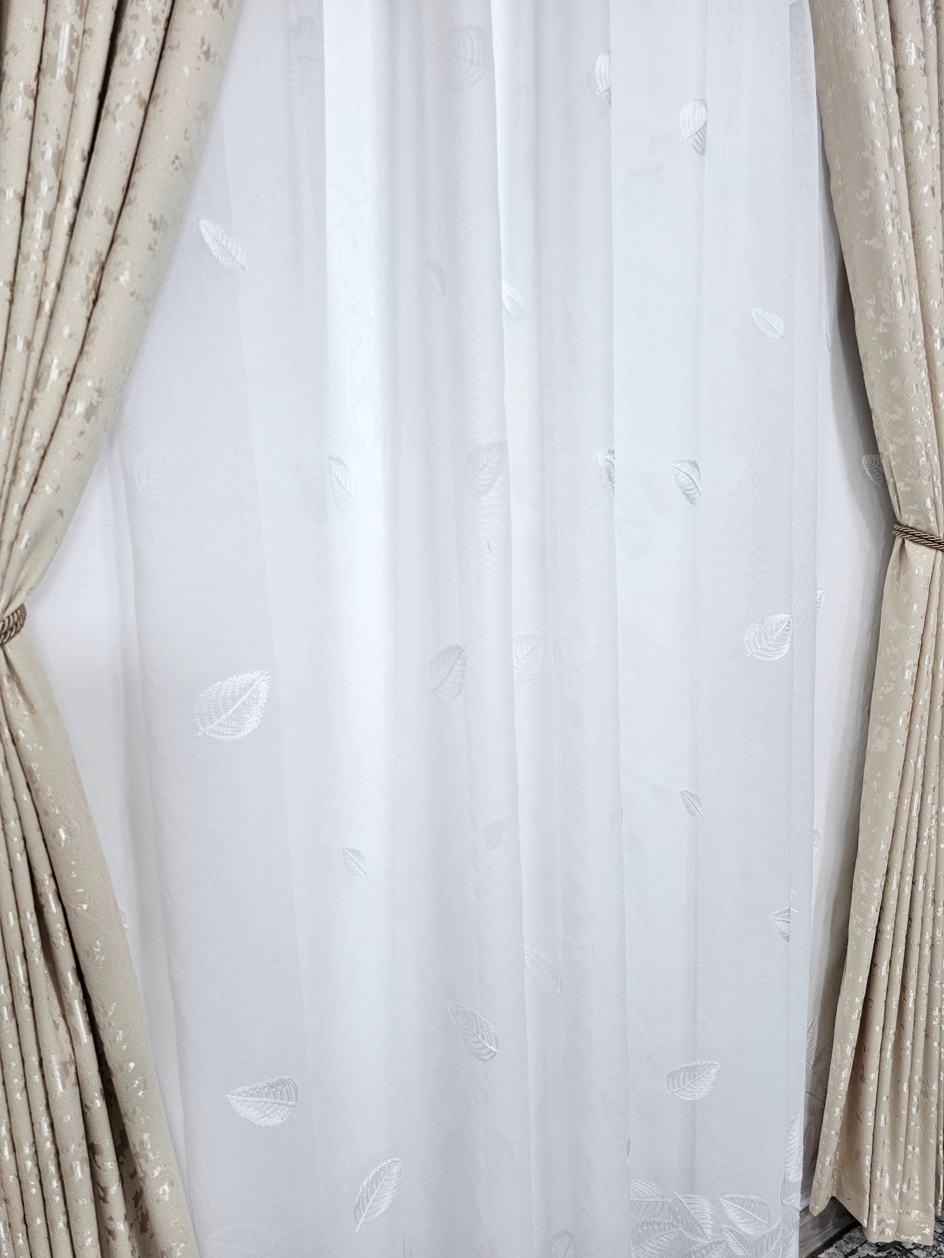 Set Gabi: perdea alba din in cu frunze si draperie decorativa tip nisip crem