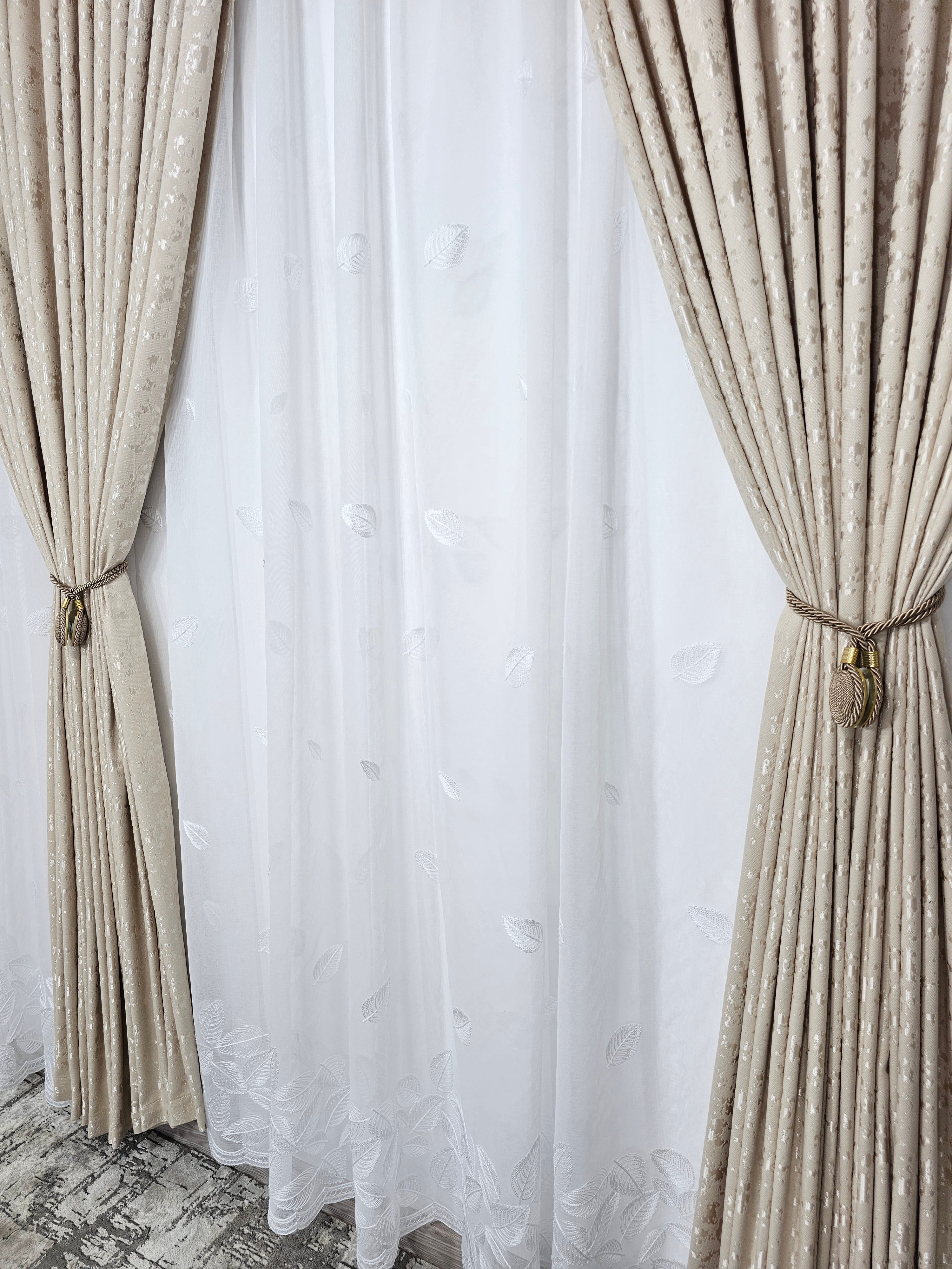 Set Gabi: perdea alba din in cu frunze si draperie decorativa tip nisip crem