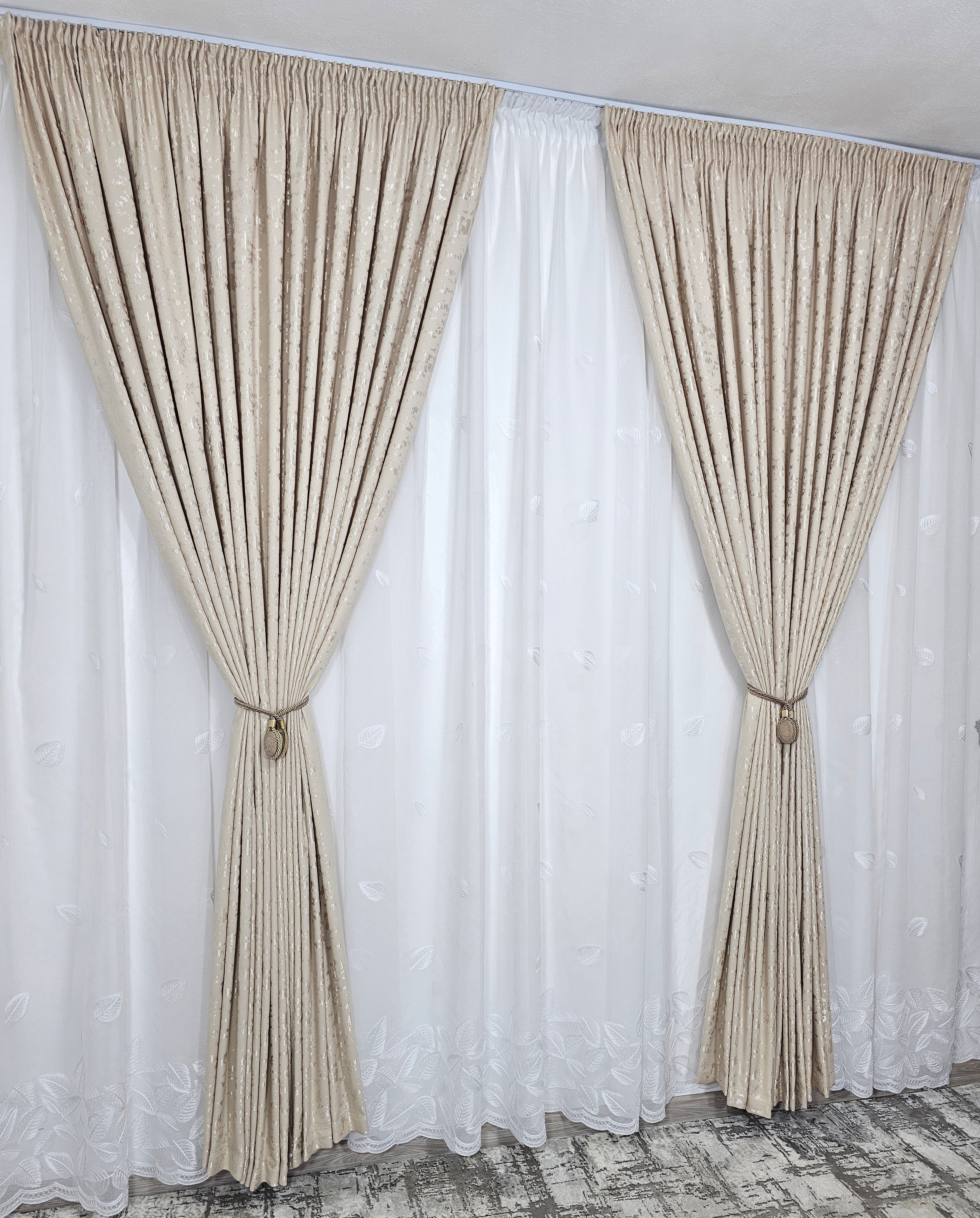 Set Gabi: perdea alba din in cu frunze si draperie decorativa tip nisip crem