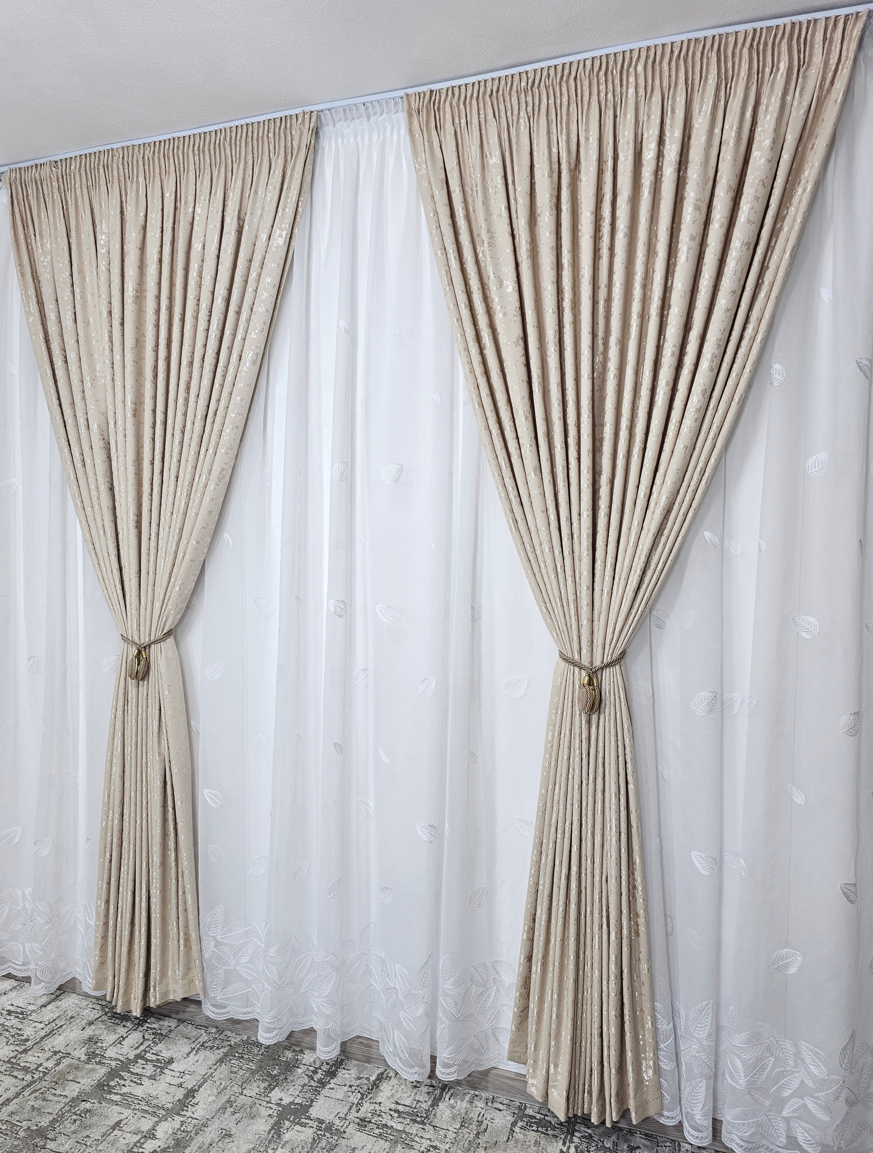 Set Gabi: perdea alba din in cu frunze si draperie decorativa tip nisip crem