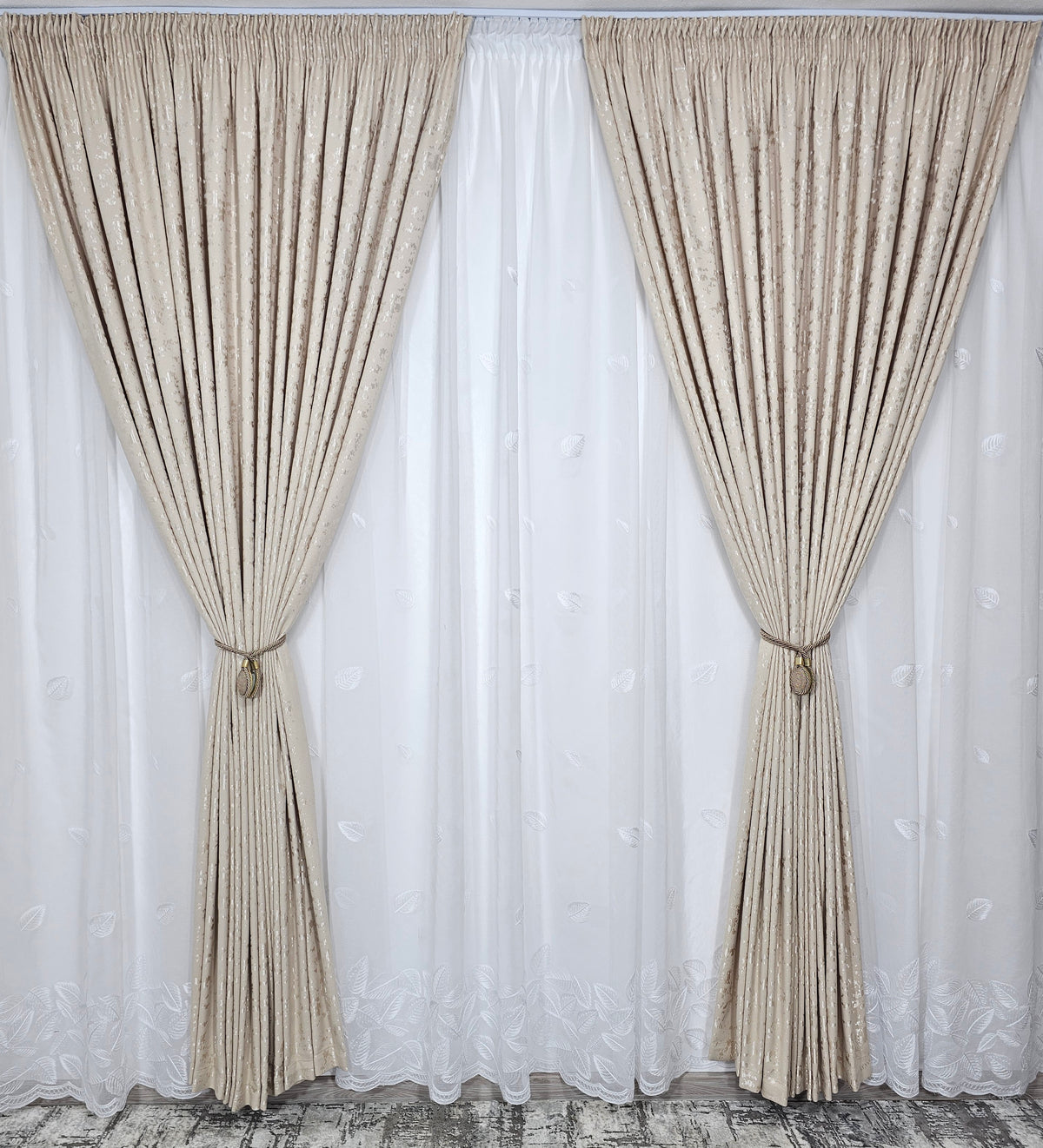 Set Gabi: perdea alba din in cu frunze si draperie decorativa tip nisip crem