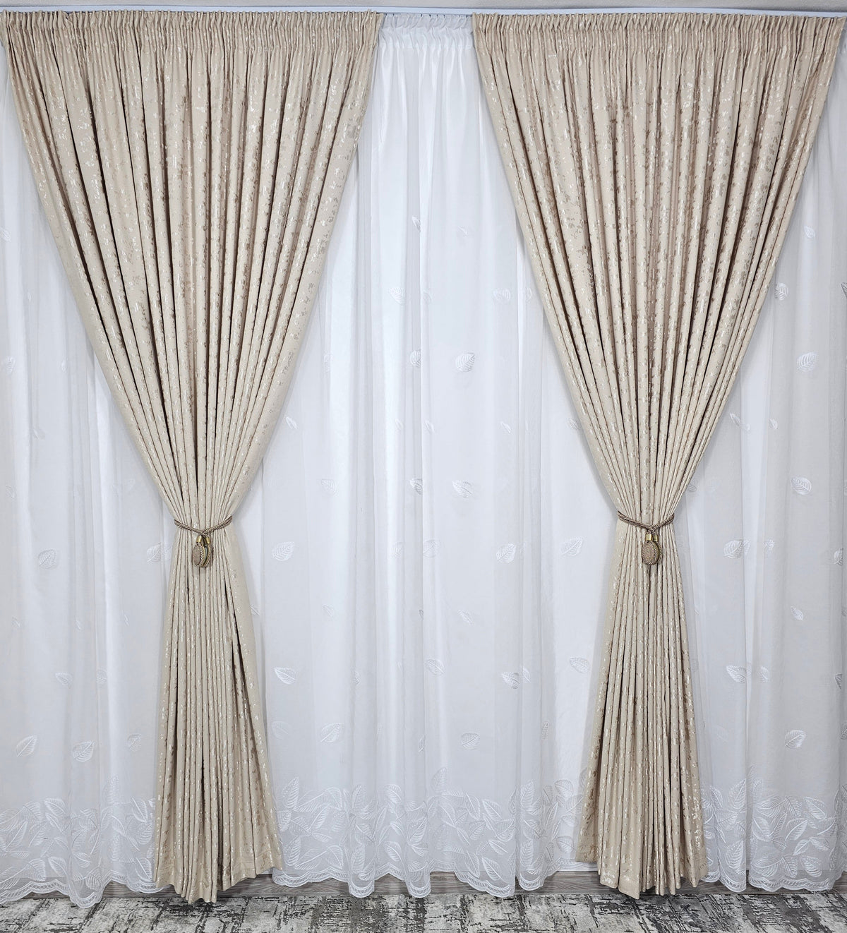 Set Gabi: perdea alba din in cu frunze si draperie decorativa tip nisip crem