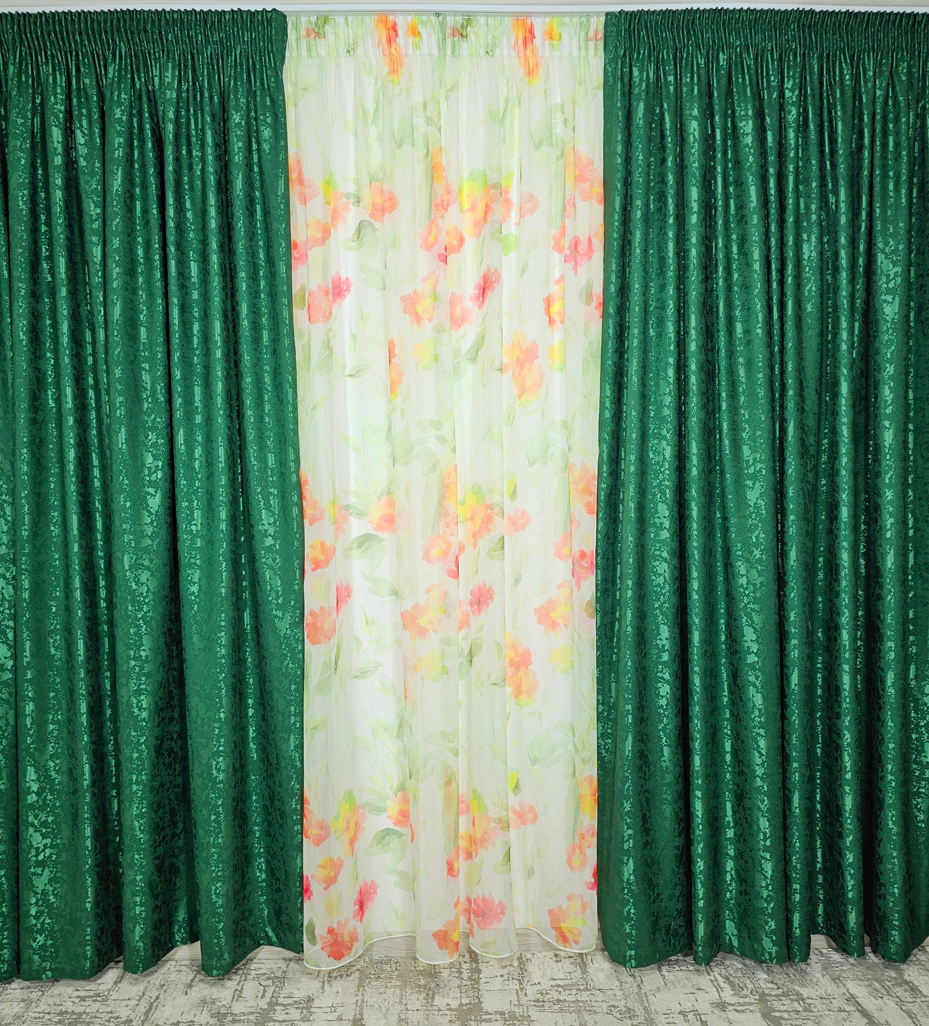 Set Florina: perdea din voal cu model floral  combinatie rosu cu portocaliu si draperie verde smarald tip vopsea decorativa