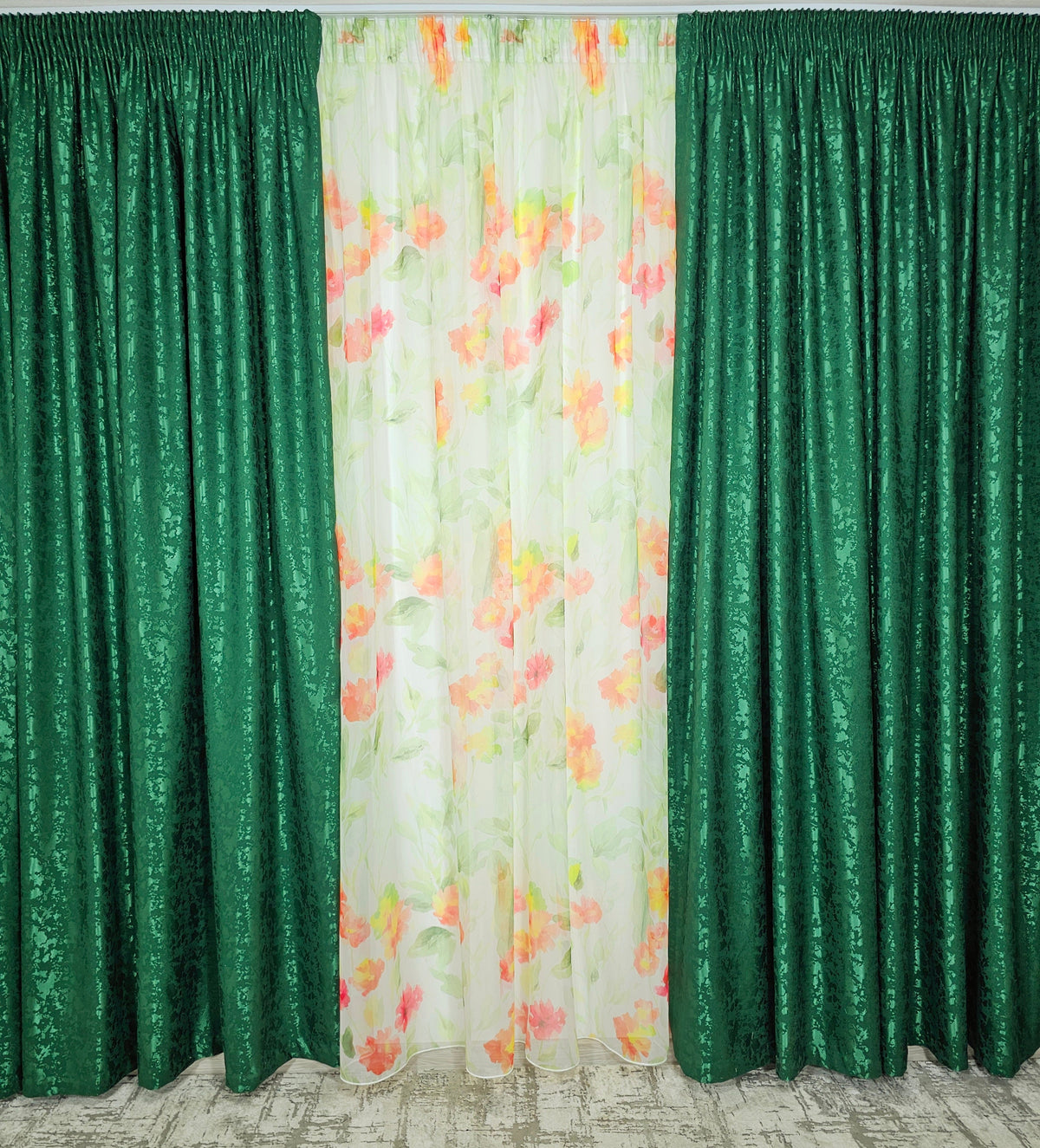 Set Florina pentru Livinguri Moderne cu Canapele Crem, Bej, Gri Deschis si Decoruri cu Accente Verzi - Perdea Florala din Voal si Draperie Verde Smarald Decorativa - Confectionat pe Comanda