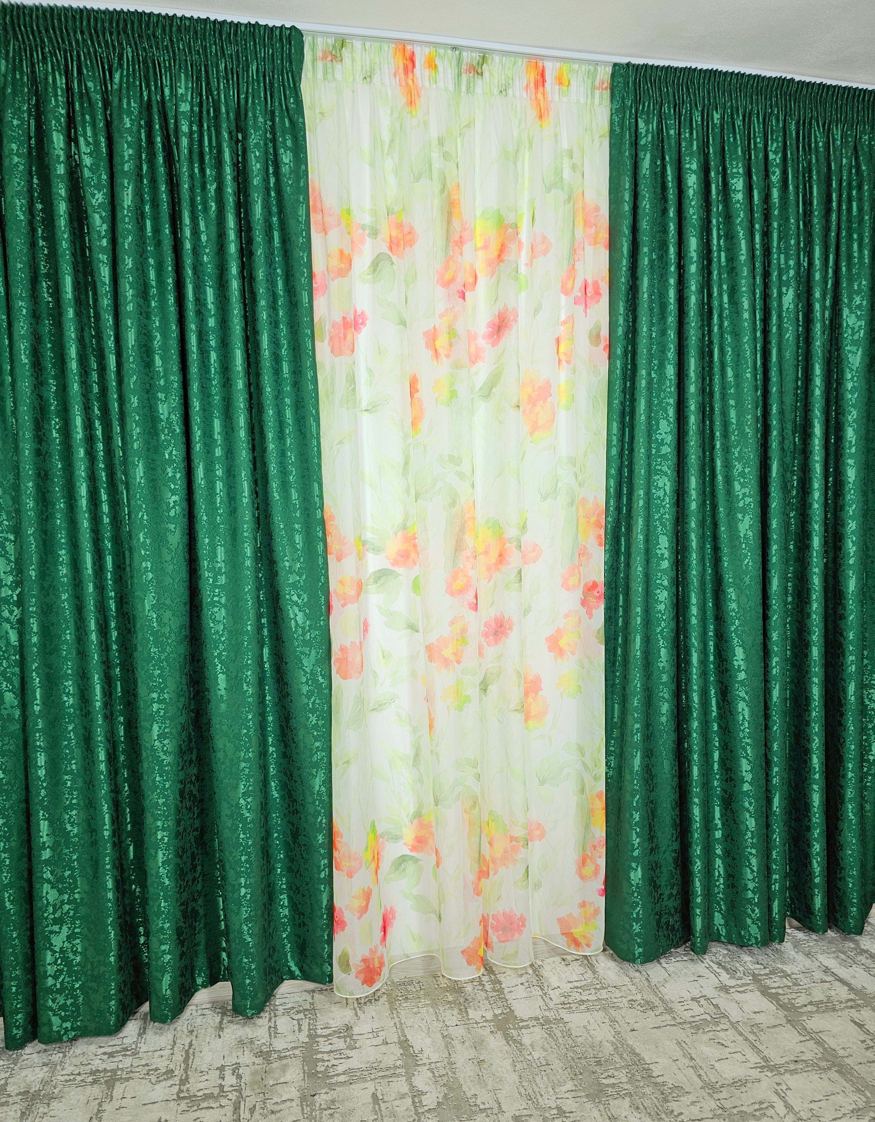Set Florina: perdea din voal cu model floral  combinatie rosu cu portocaliu si draperie verde smarald tip vopsea decorativa