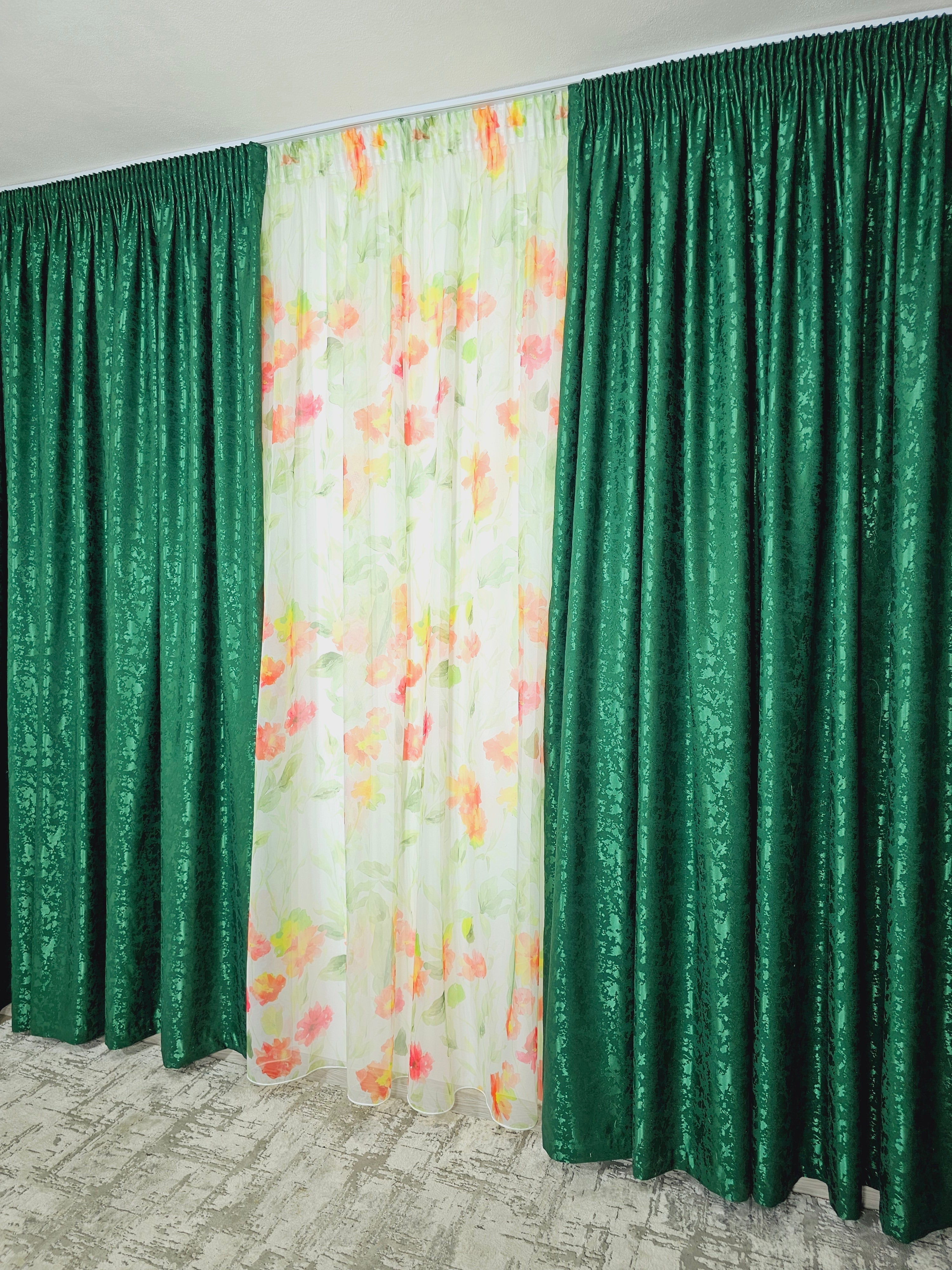 Set Florina: perdea din voal cu model floral  combinatie rosu cu portocaliu si draperie verde smarald tip vopsea decorativa