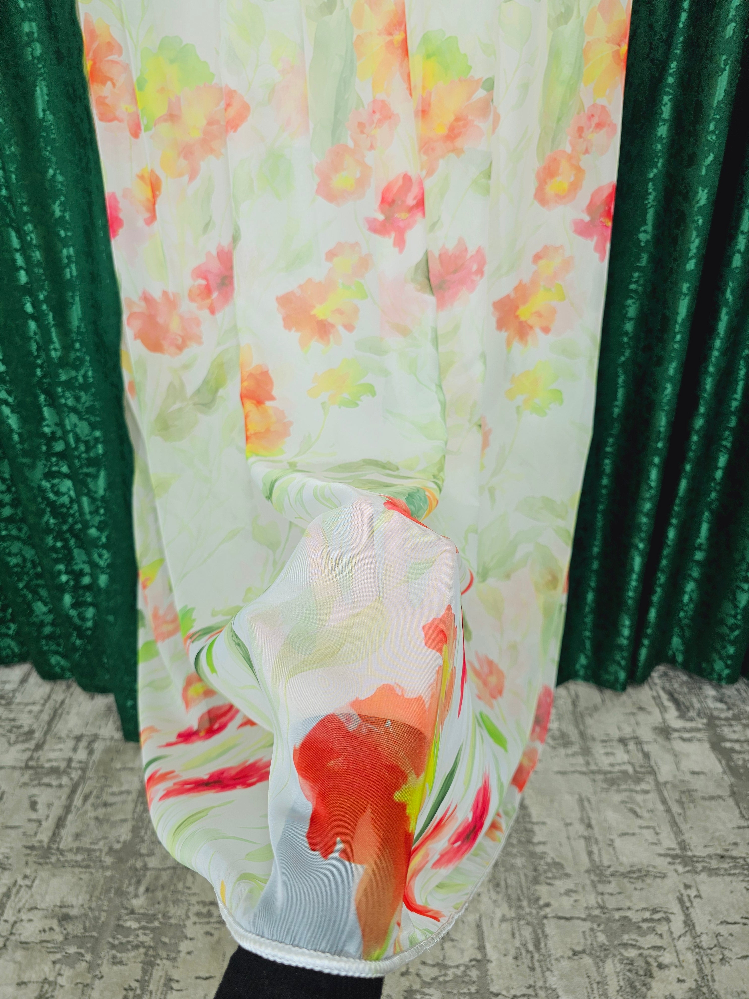 Set Florina: perdea din voal cu model floral  combinatie rosu cu portocaliu si draperie verde smarald tip vopsea decorativa