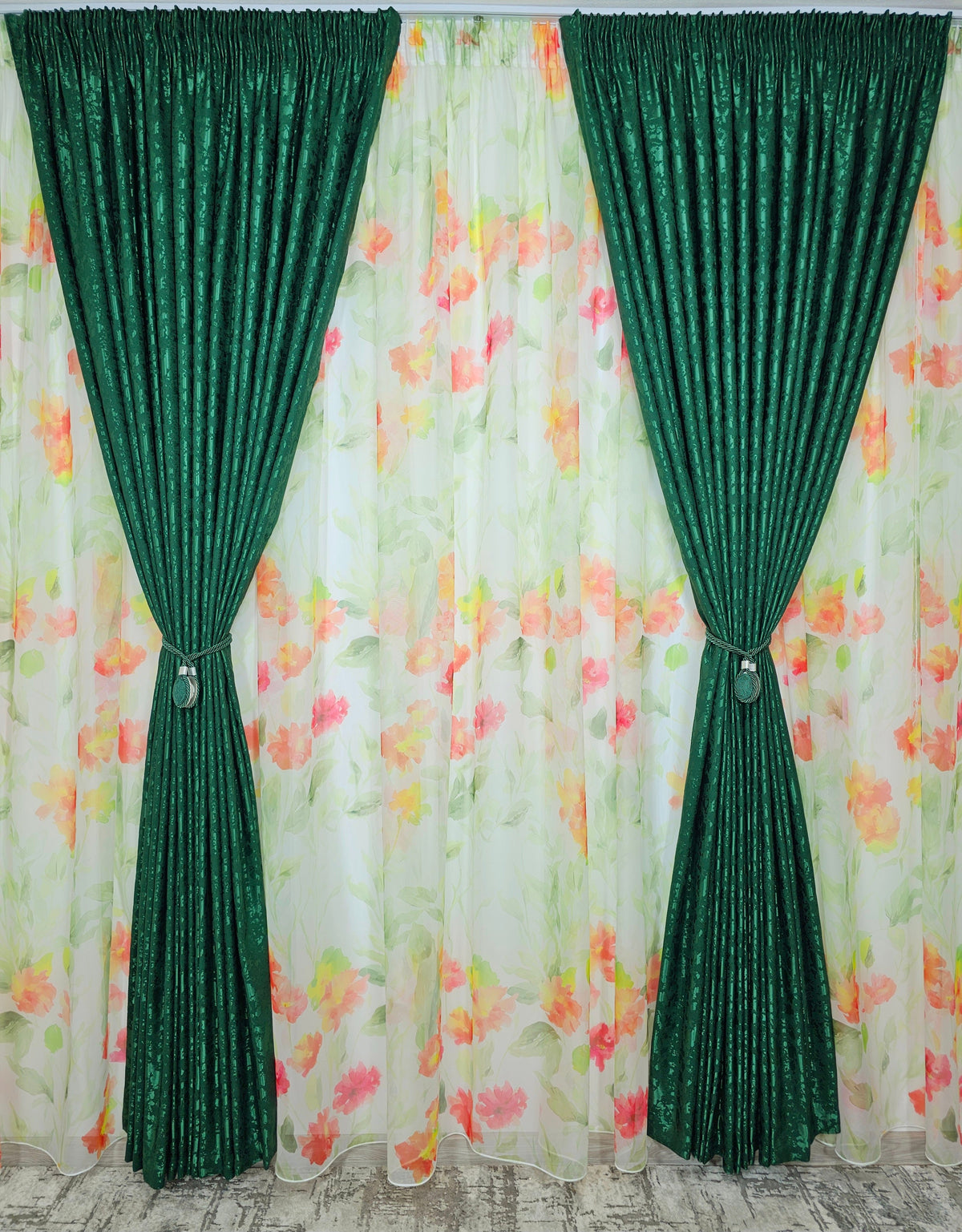 Set Florina: perdea din voal cu model floral  combinatie rosu cu portocaliu si draperie verde smarald tip vopsea decorativa
