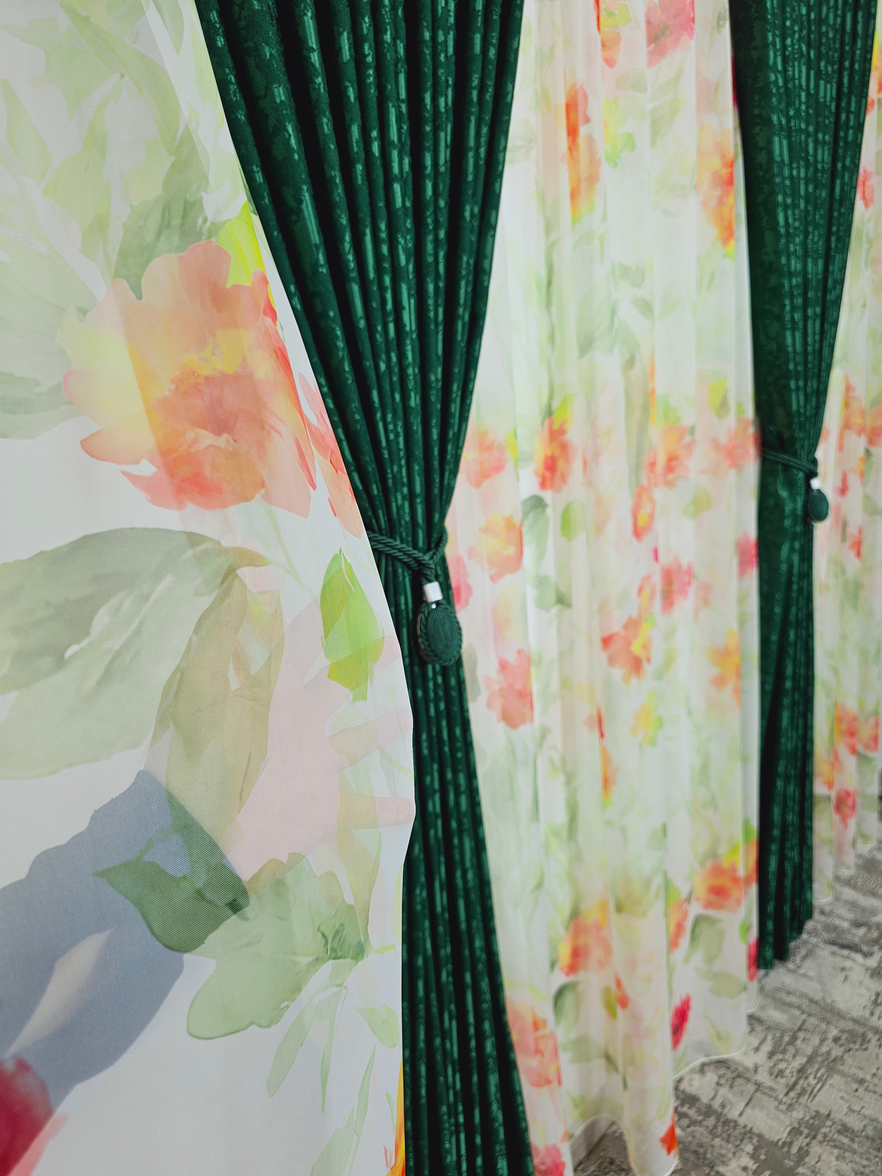 Set Florina: perdea din voal cu model floral  combinatie rosu cu portocaliu si draperie verde smarald tip vopsea decorativa