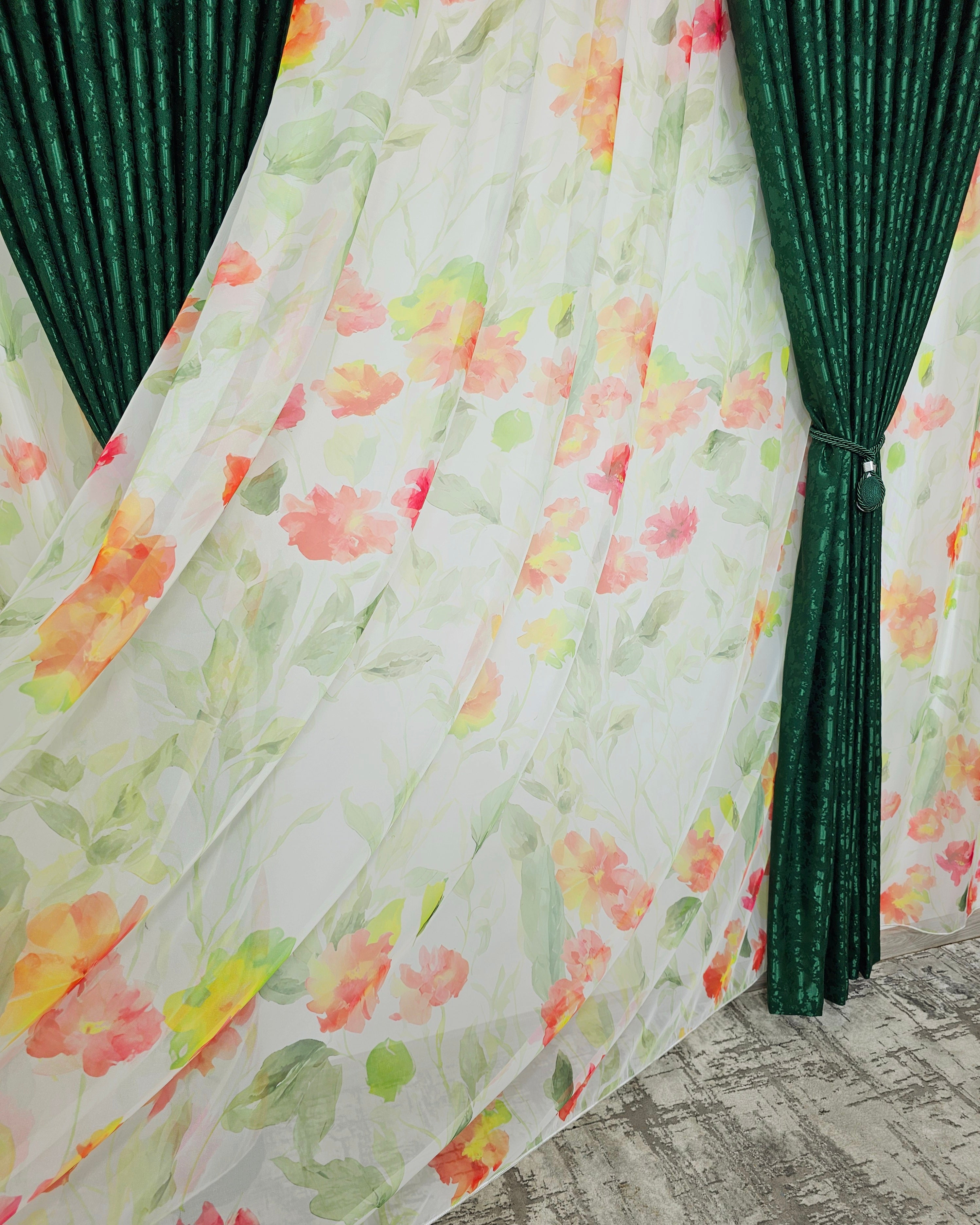 Set Florina: perdea din voal cu model floral  combinatie rosu cu portocaliu si draperie verde smarald tip vopsea decorativa