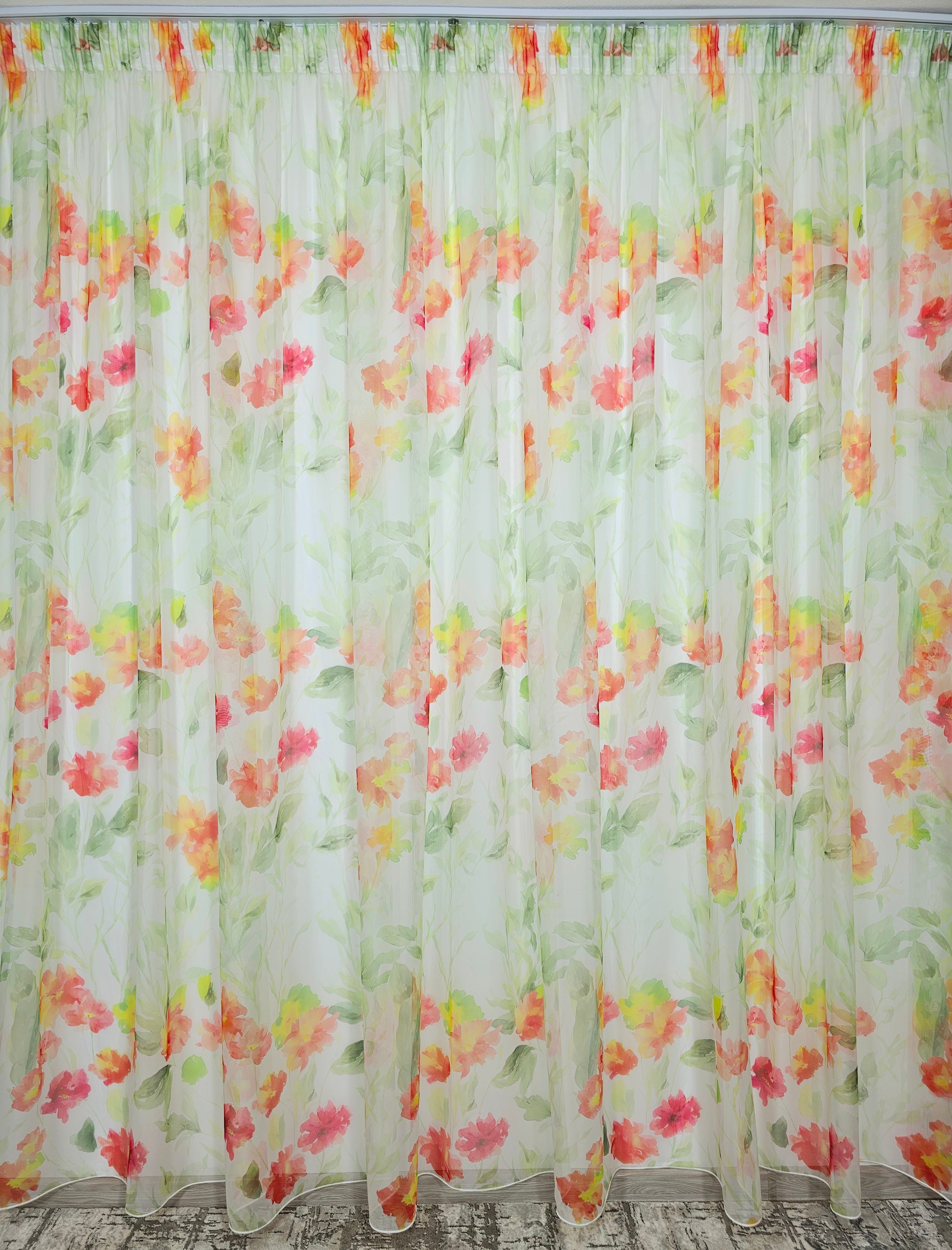 Set Florina: perdea din voal cu model floral  combinatie rosu cu portocaliu si draperie verde smarald tip vopsea decorativa