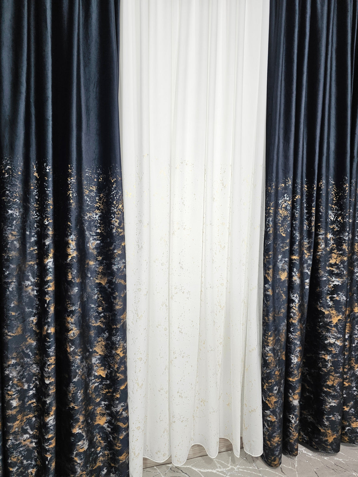 SuperPret*Colectia Velvet cu Perdea din Matase cu Insertii Aurii si Draperie Catifea Neagra pentru Living si Dormitor - Confectionat pe Comanda