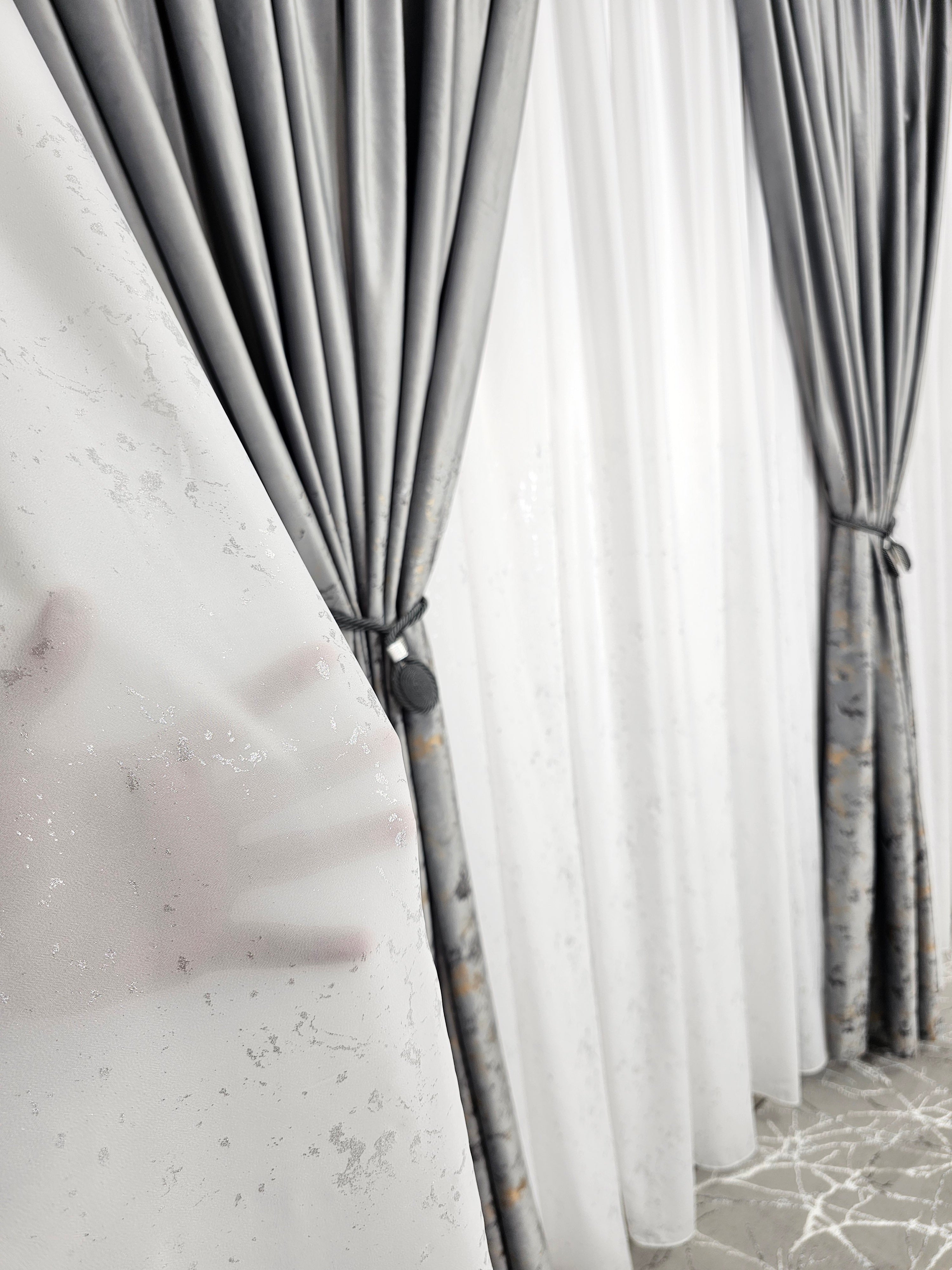 Colectia Velvet: perdea din matase cu insertii argintii si draperie din catifea cu insertii - Gri