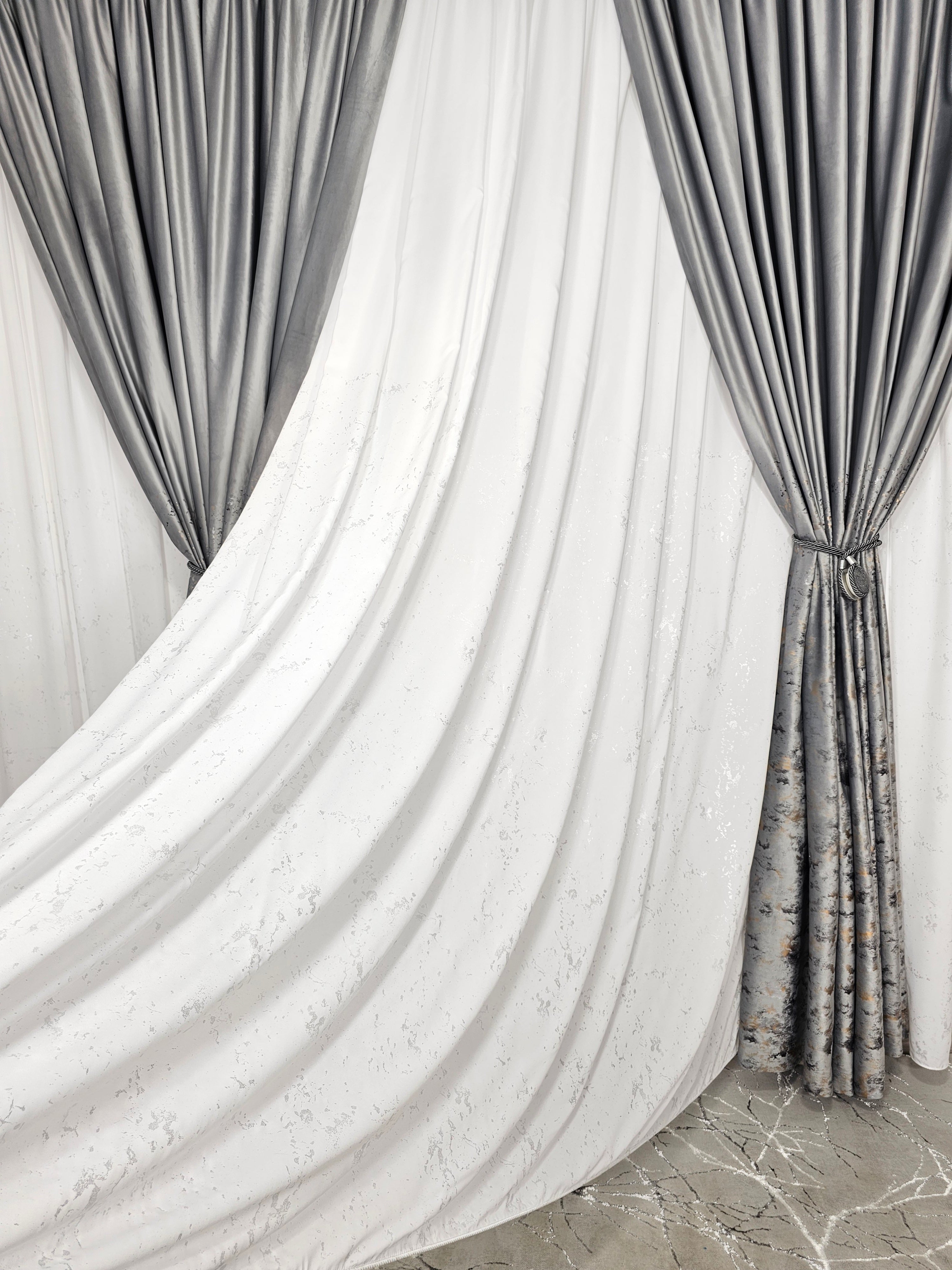 Colectia Velvet: perdea din matase cu insertii argintii si draperie din catifea cu insertii - Gri