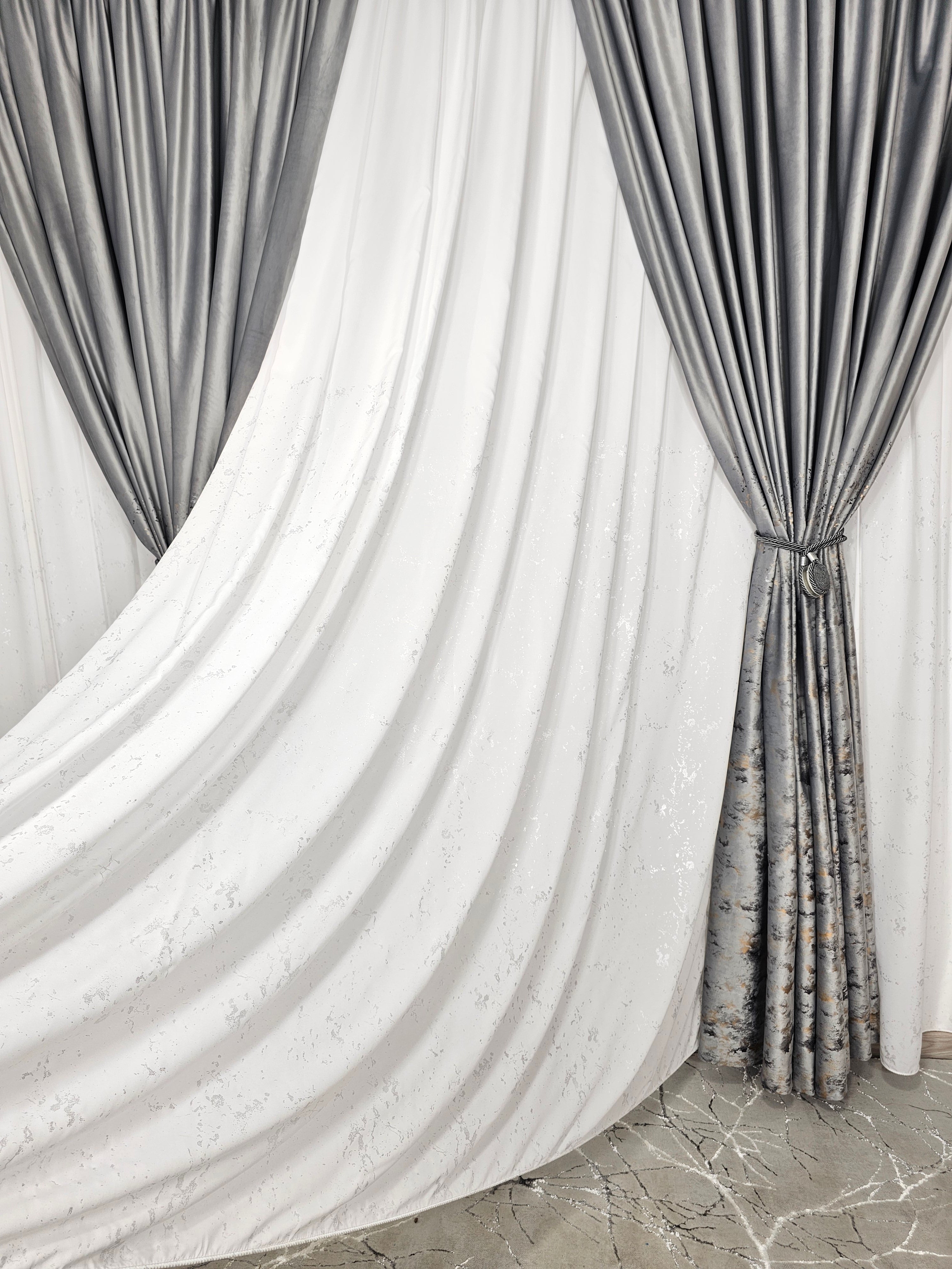 Colectia Velvet: perdea din matase cu insertii argintii si draperie din catifea cu insertii - Gri