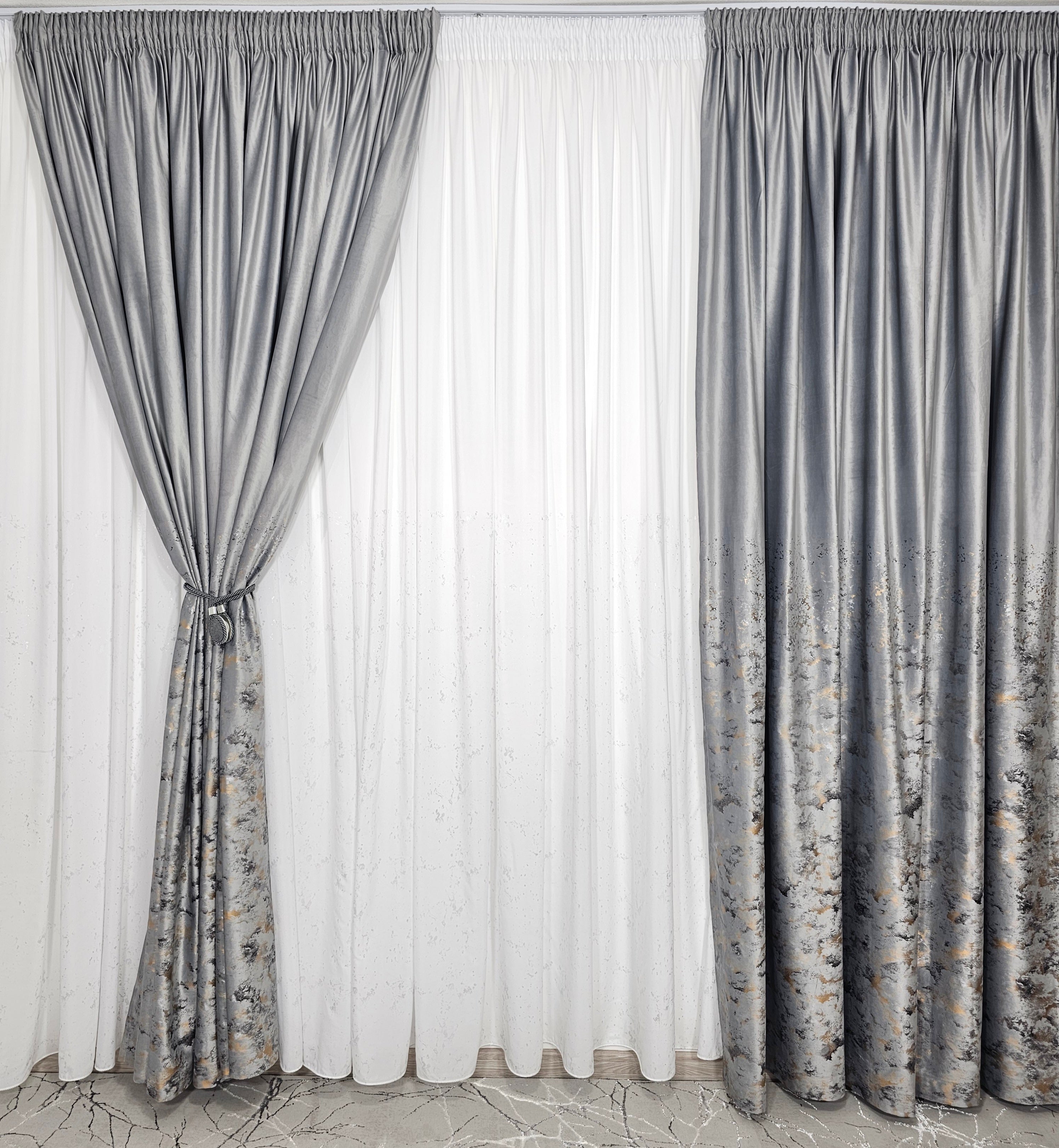 Colectia Velvet: perdea din matase cu insertii argintii si draperie din catifea cu insertii - Gri