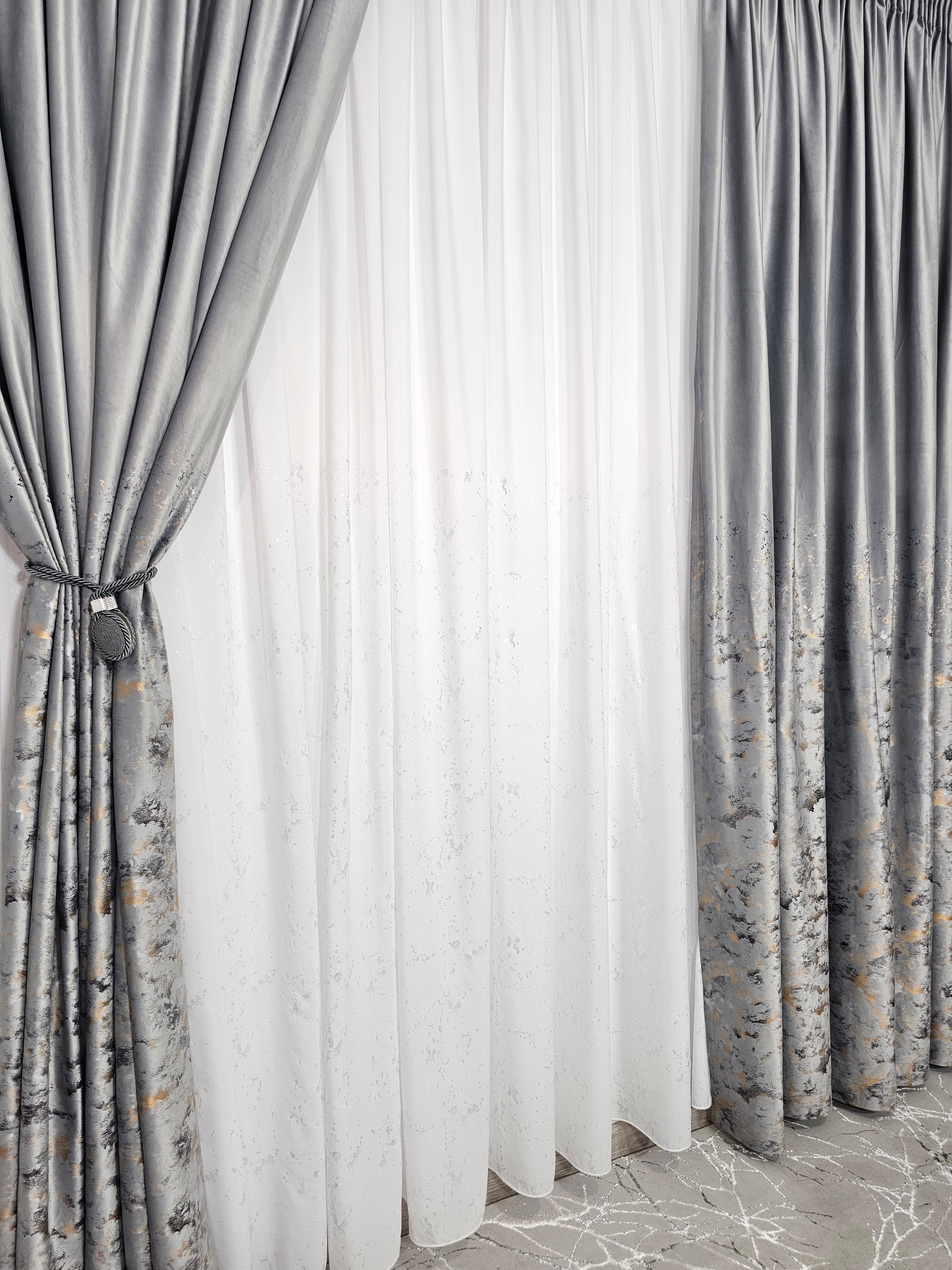 Colectia Velvet: perdea din matase cu insertii argintii si draperie din catifea cu insertii - Gri