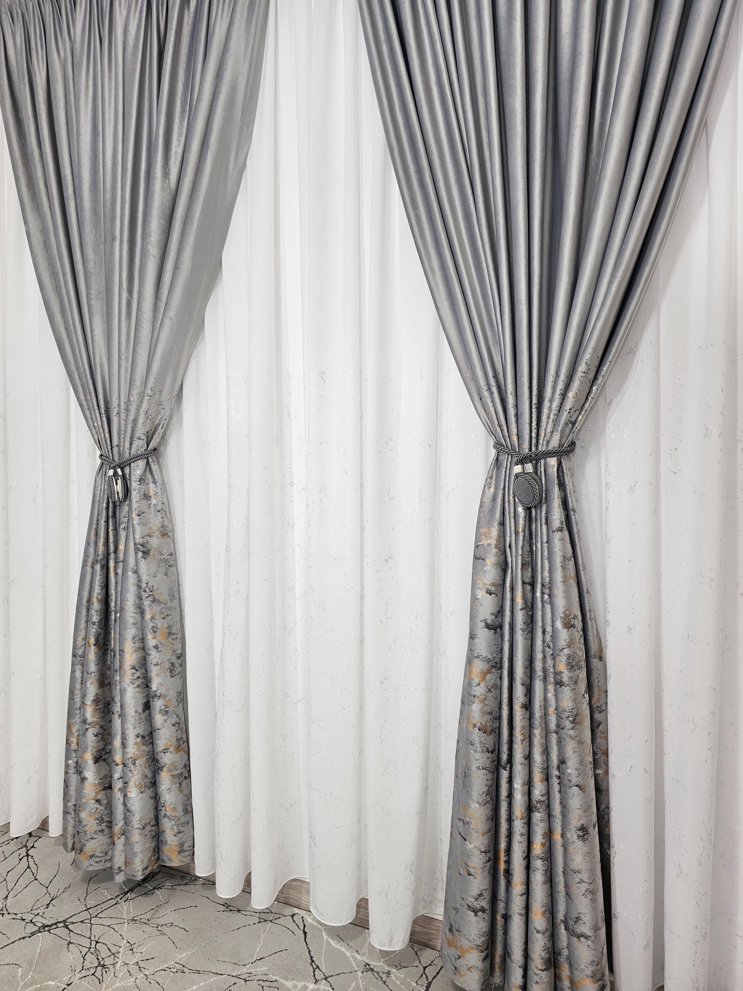 Colectia Velvet: perdea din matase cu insertii argintii si draperie din catifea cu insertii - Gri
