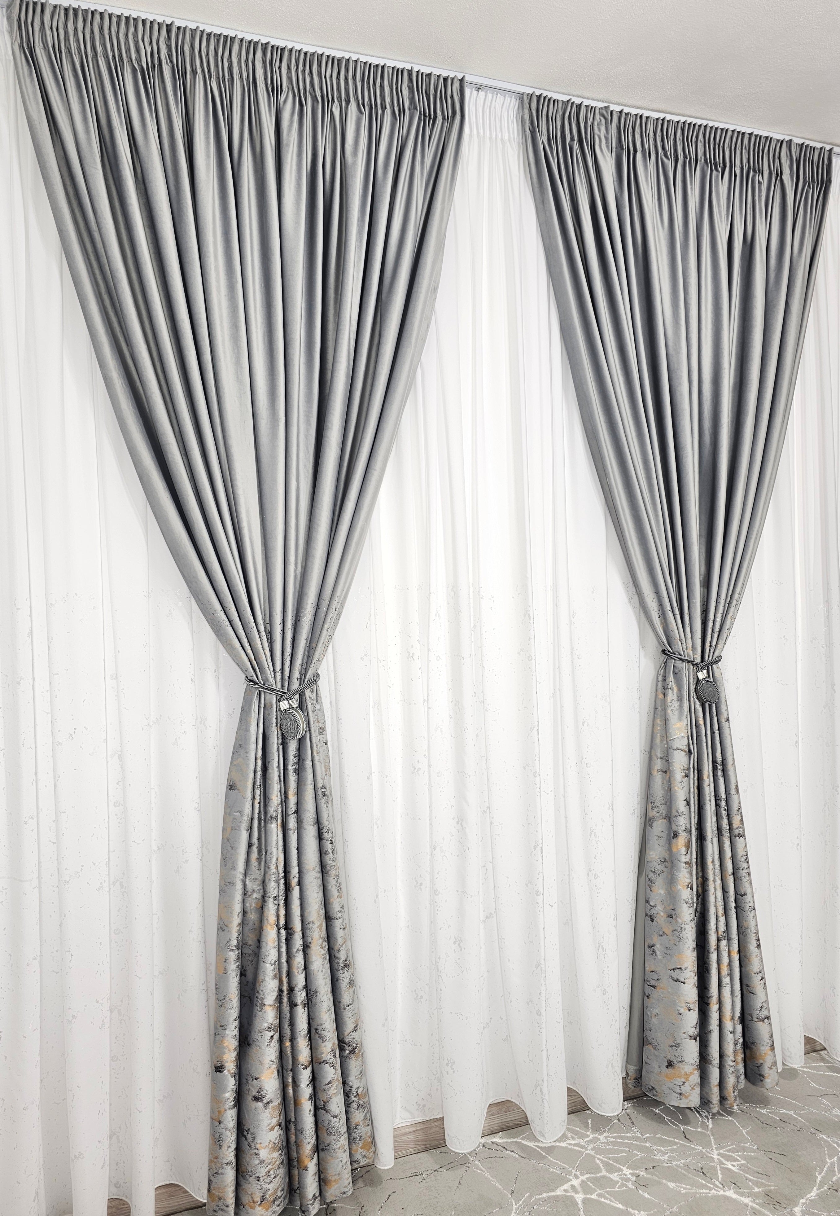 Colectia Velvet: perdea din matase cu insertii argintii si draperie din catifea cu insertii - Gri