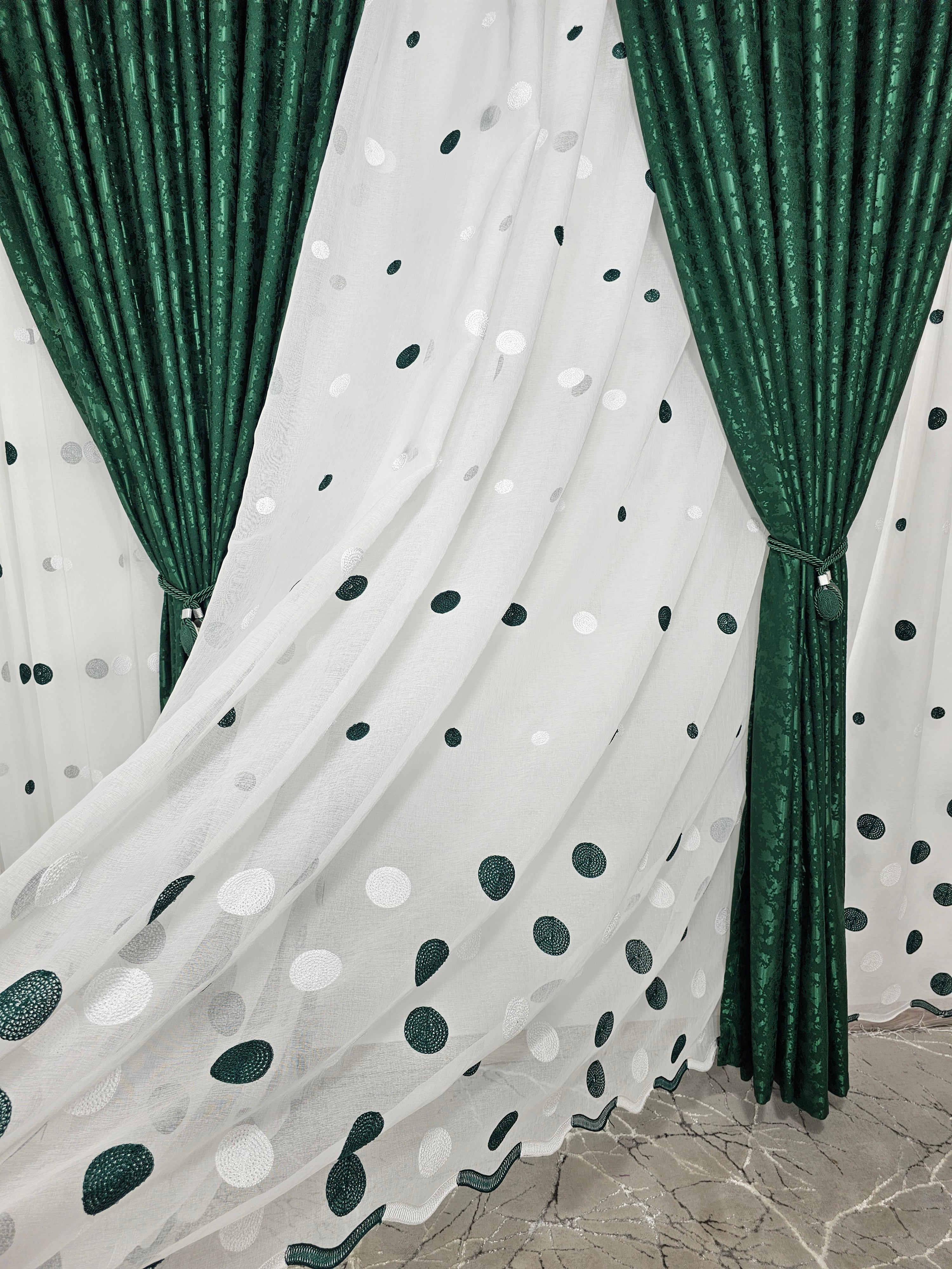 Set Kandia: perdea din in buline verde-alb si draperie decorativa tip nisip verde smarald