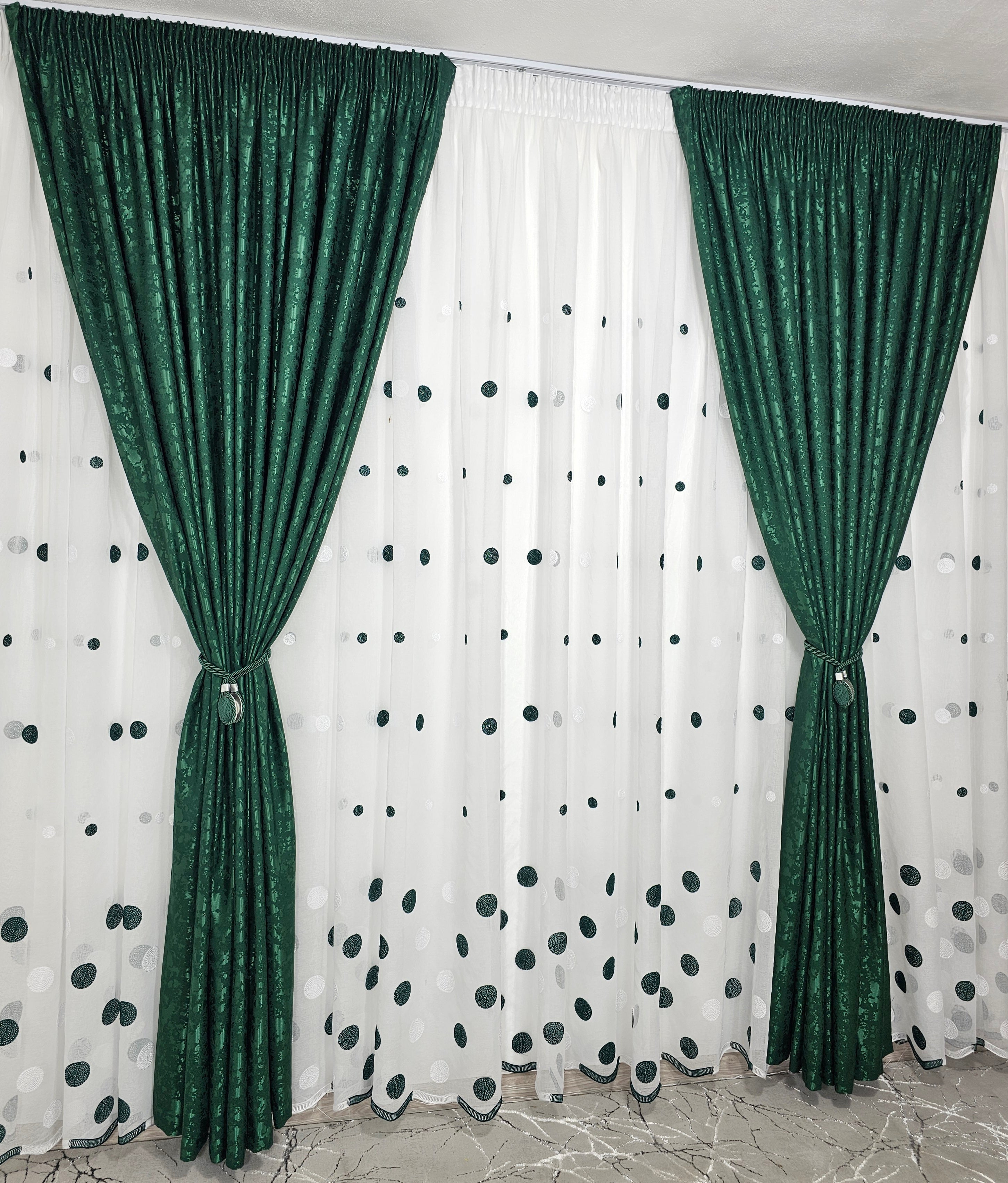 Set Kandia: perdea din in buline verde-alb si draperie decorativa tip nisip verde smarald