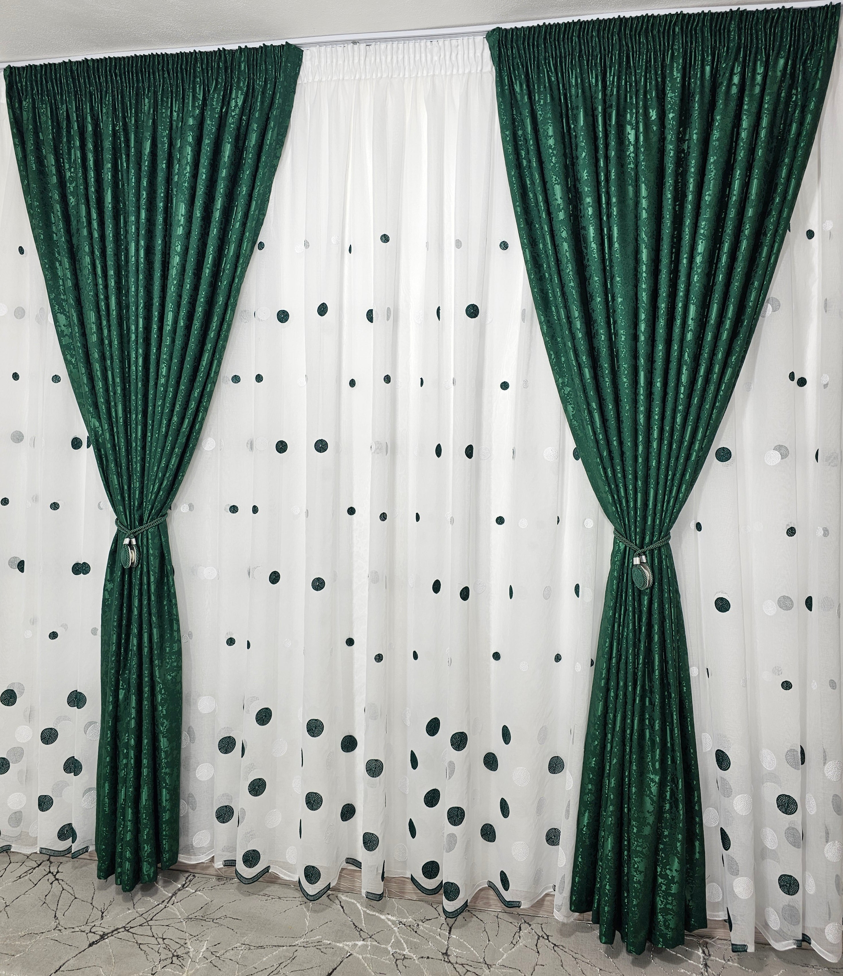 Set Kandia: perdea din in buline verde-alb si draperie decorativa tip nisip verde smarald