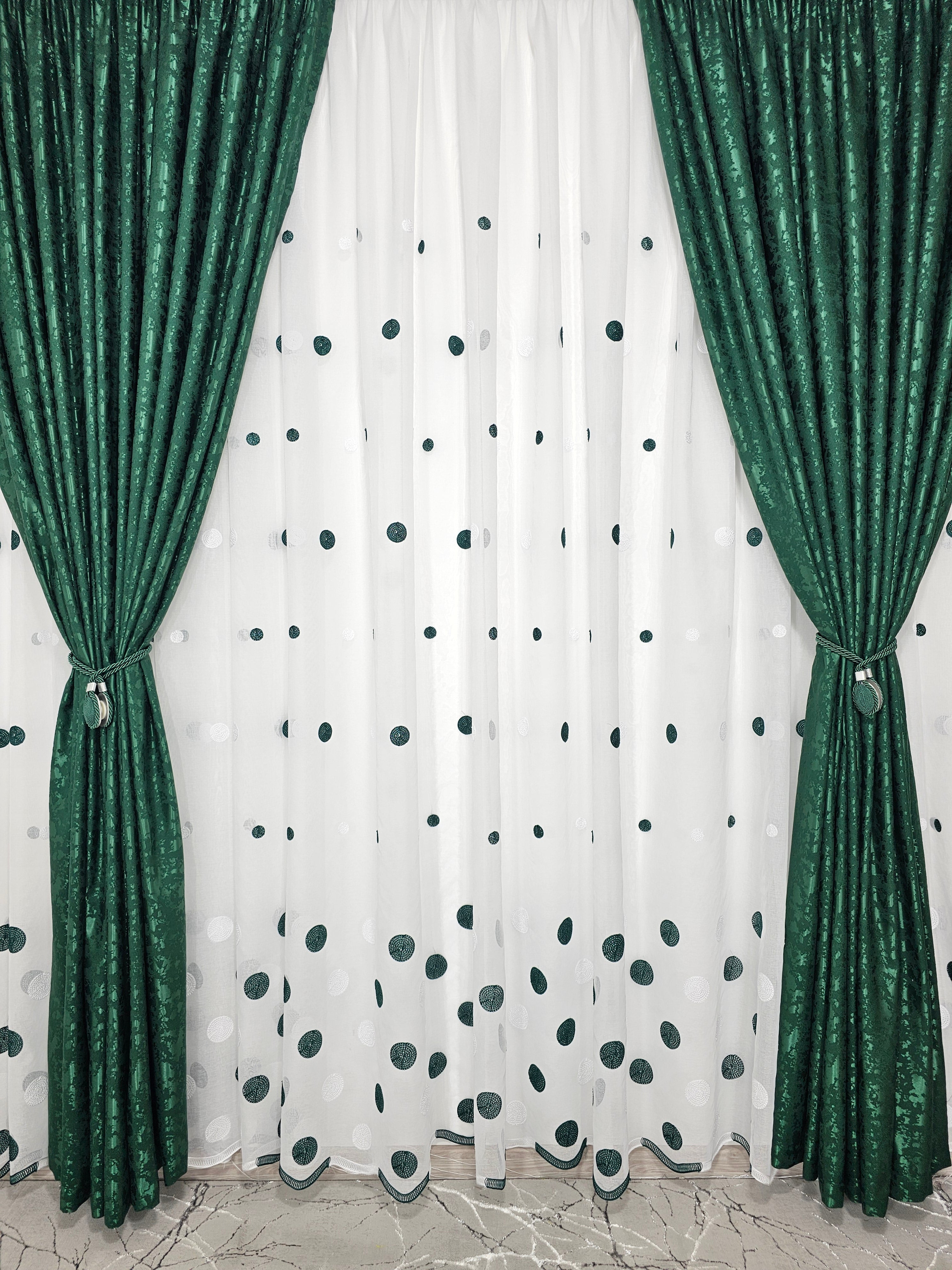 Set Kandia: perdea din in buline verde-alb si draperie decorativa tip nisip verde smarald