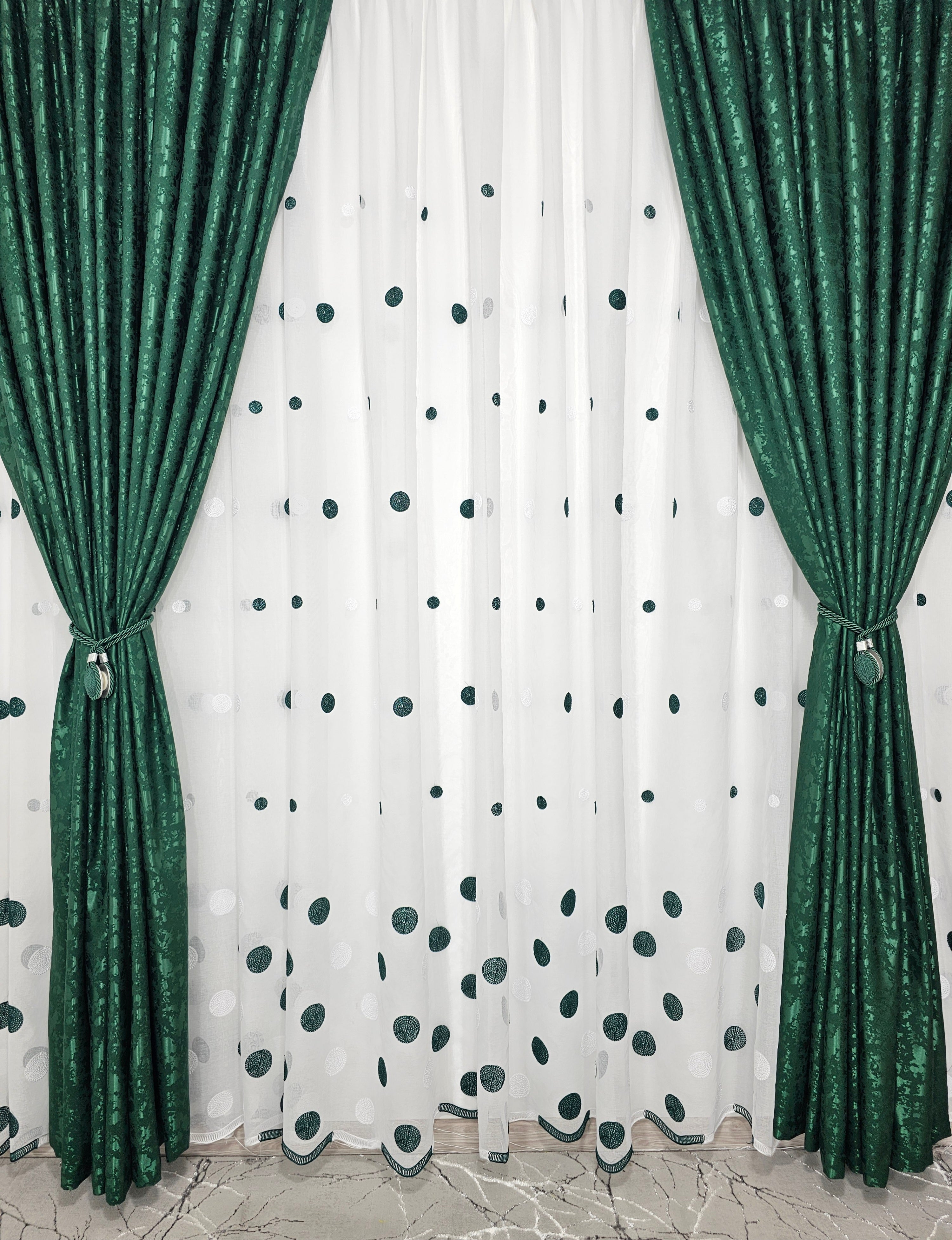 Set Kandia: perdea din in buline verde-alb si draperie decorativa tip nisip verde smarald