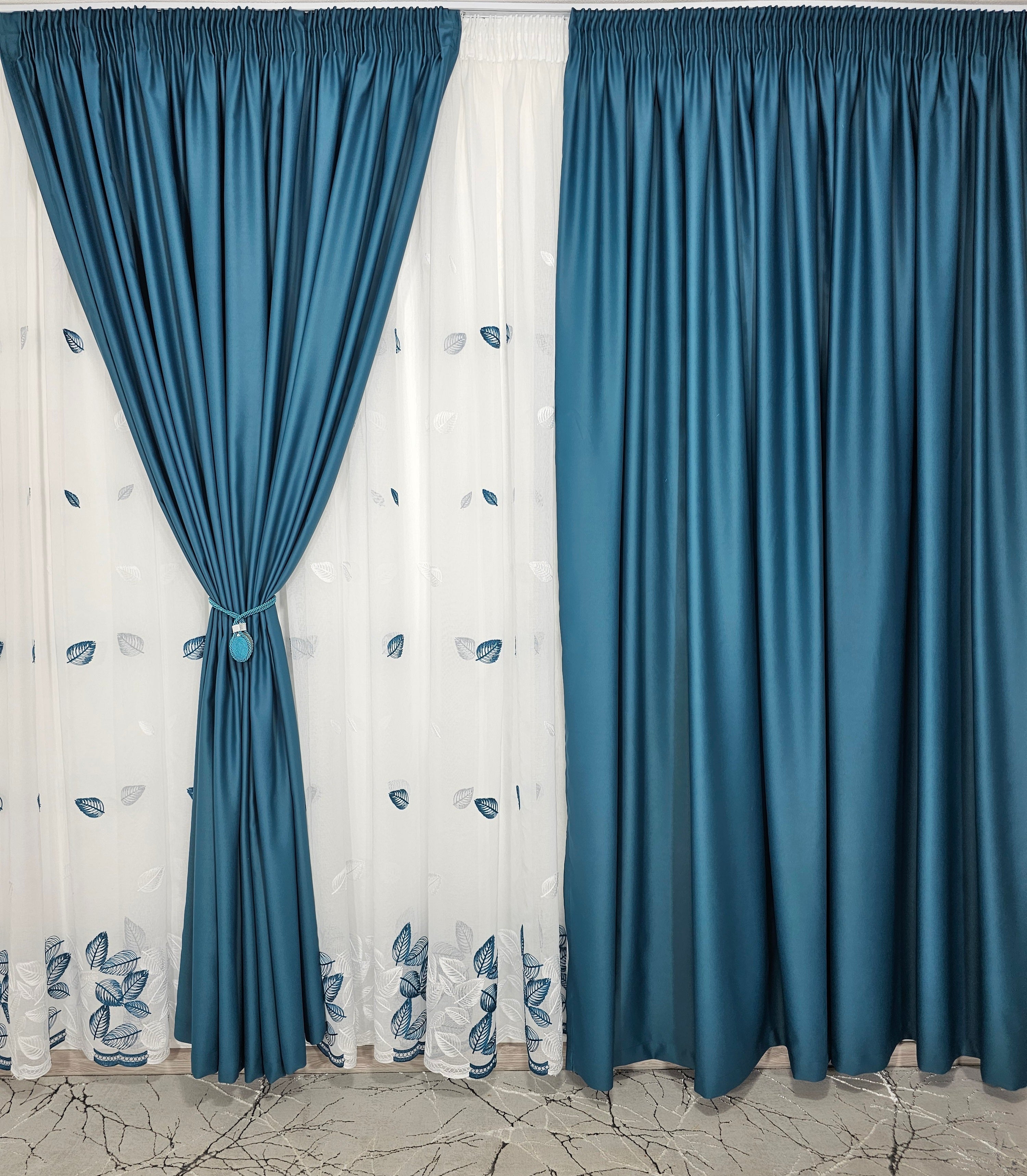 Set Bodi: perdea din in cu frunze turcoaz-alb si draperie blackout 90% turcoaz