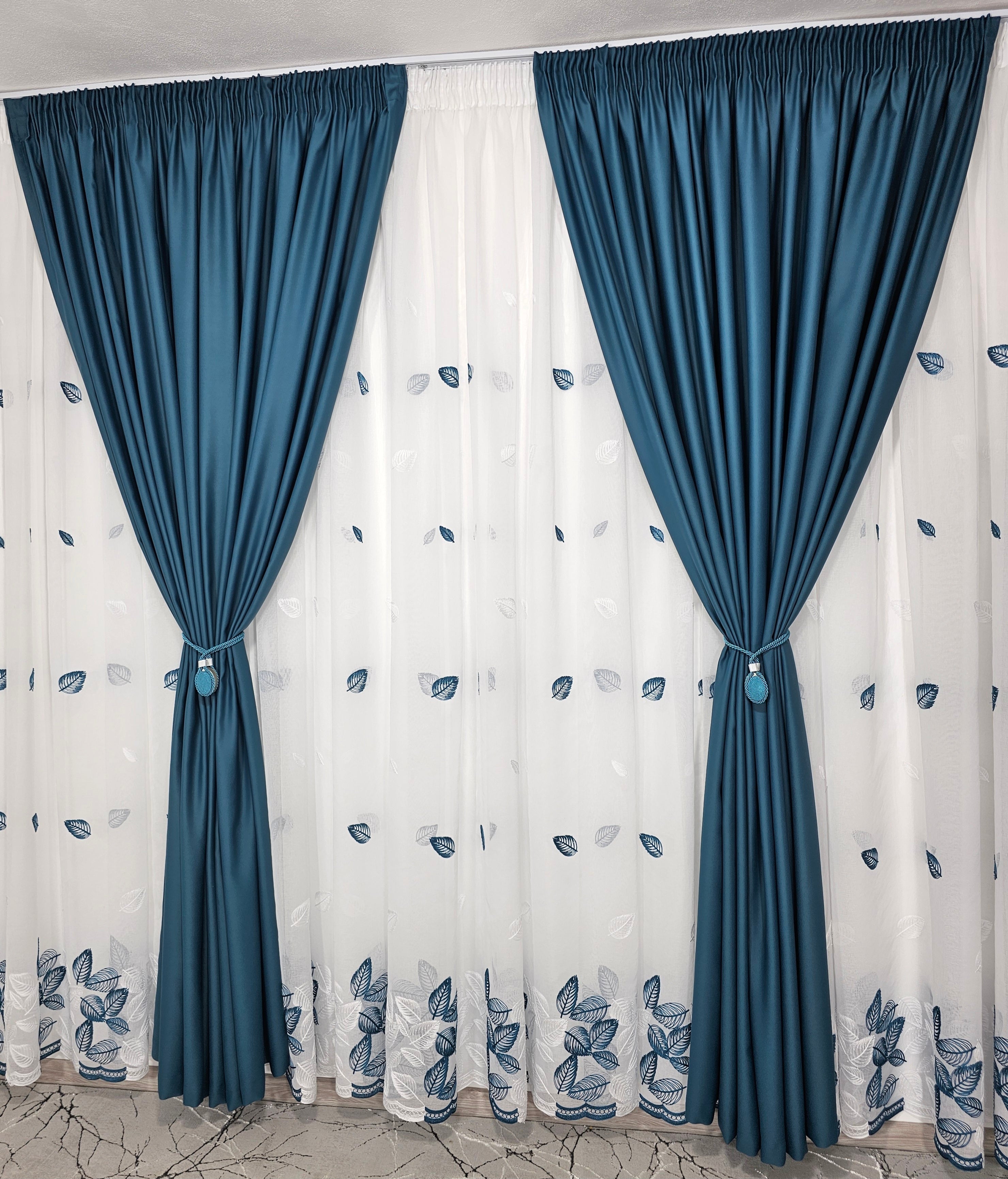 Set Bodi: perdea din in cu frunze turcoaz-alb si draperie blackout 90% turcoaz