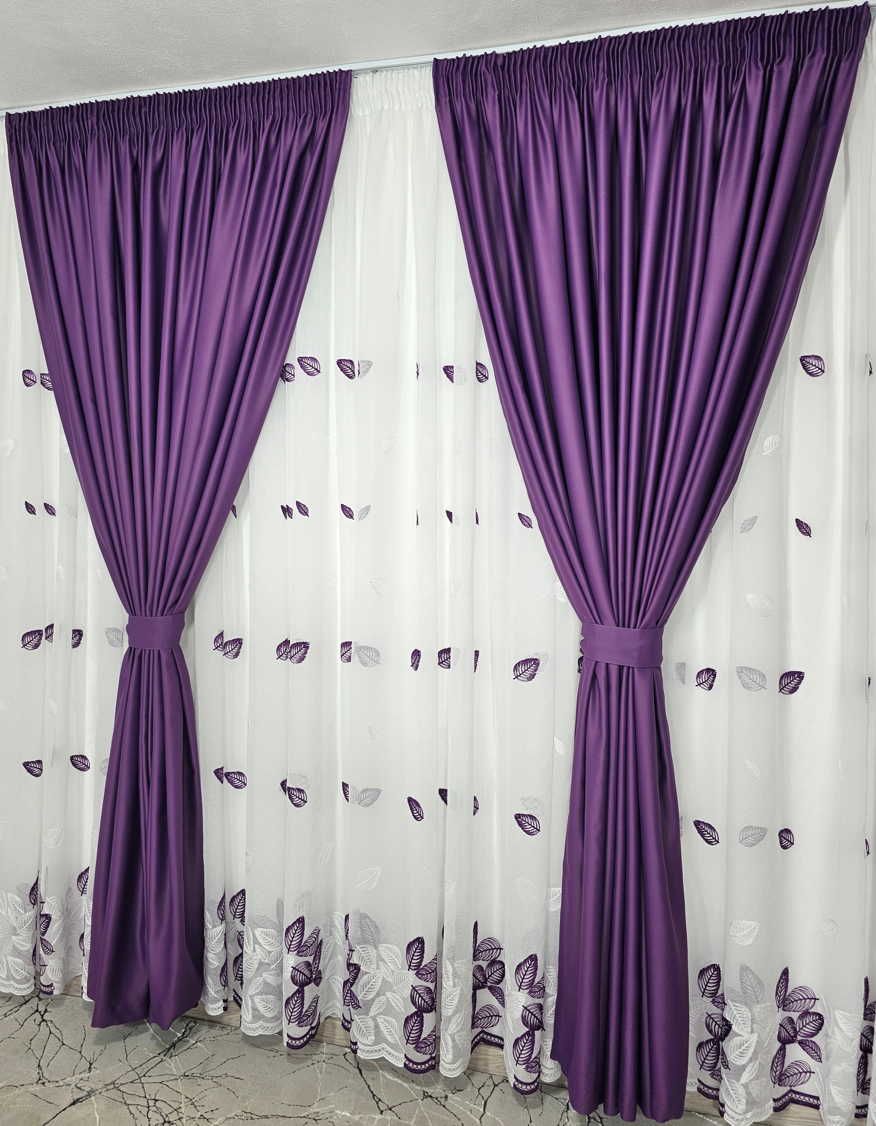Set Violeta: perdea din in cu frunze mov-alb si draperie blackout 98% mov