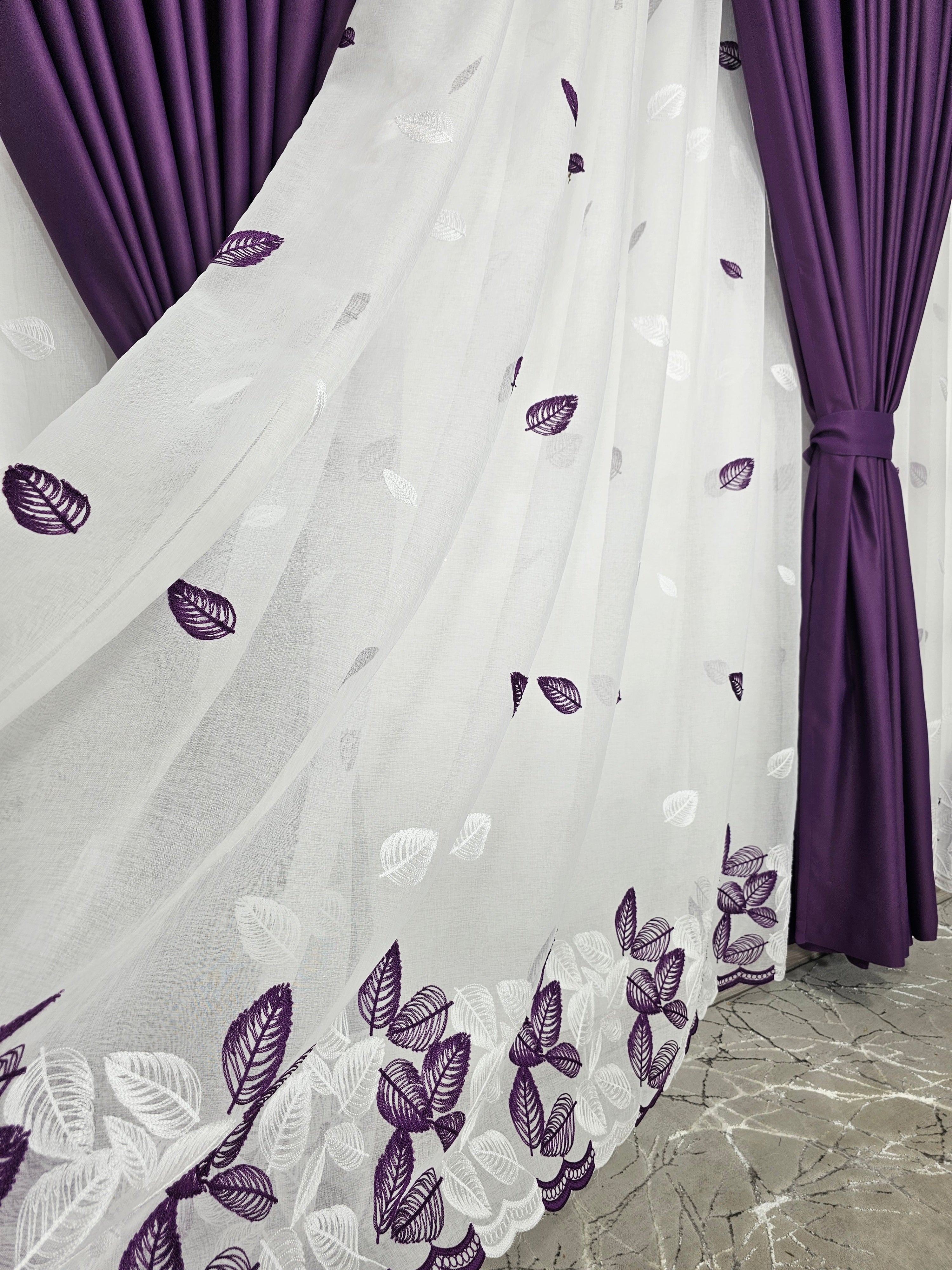 Set Violeta: perdea din in cu frunze mov-alb si draperie blackout 98% mov