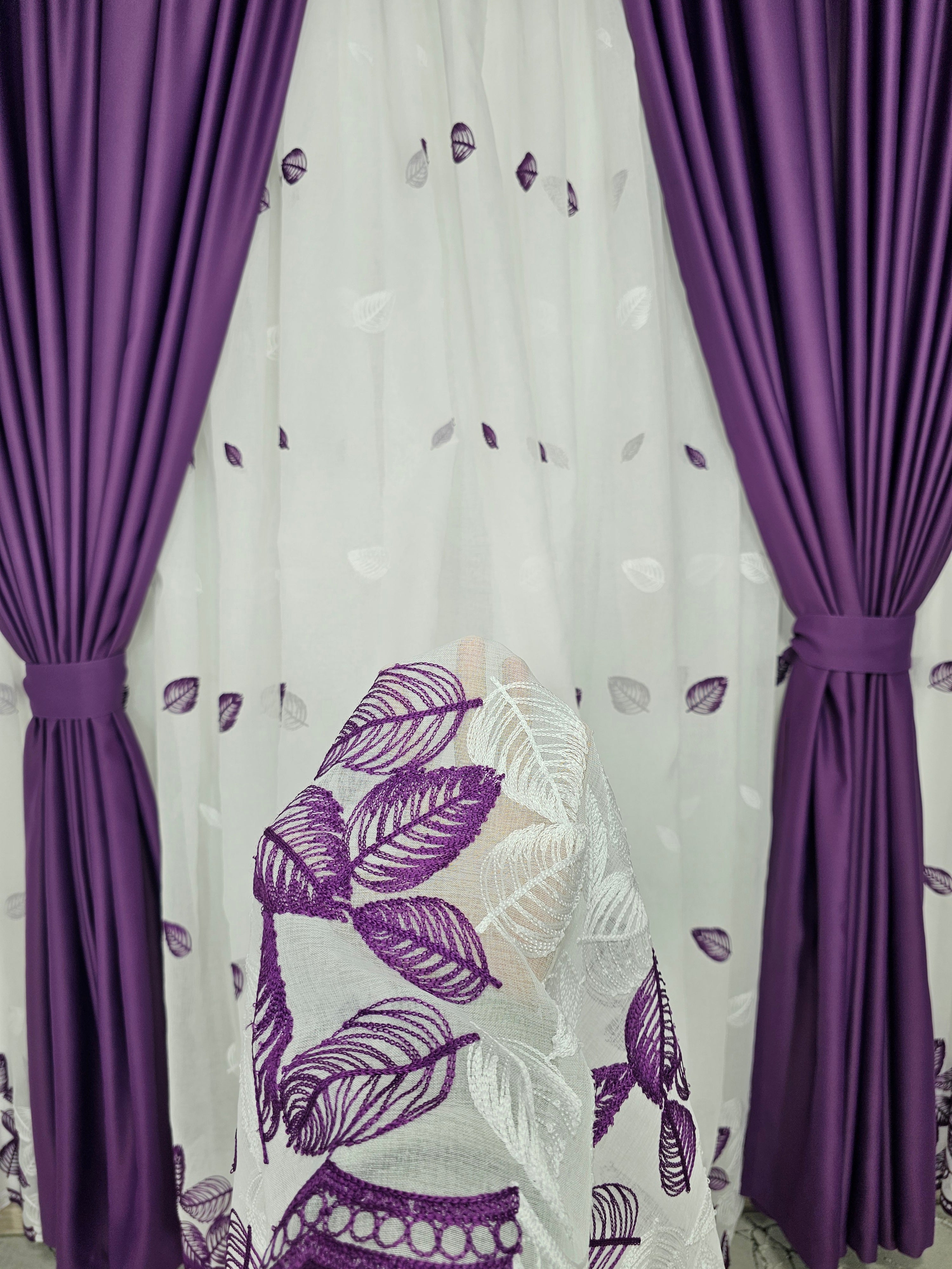Set Violeta: perdea din in cu frunze mov-alb si draperie blackout 98% mov