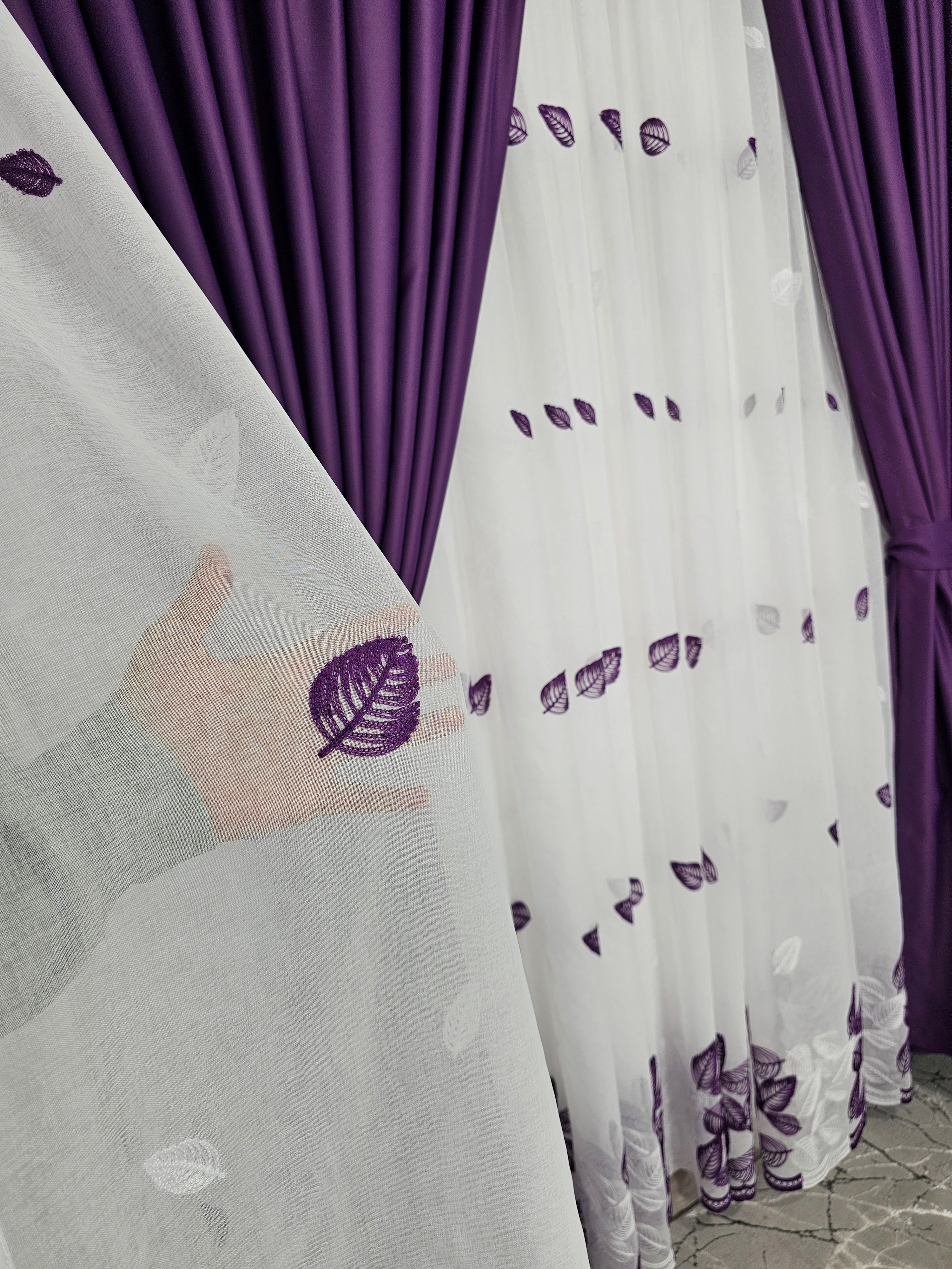 Set Violeta: perdea din in cu frunze mov-alb si draperie blackout 98% mov