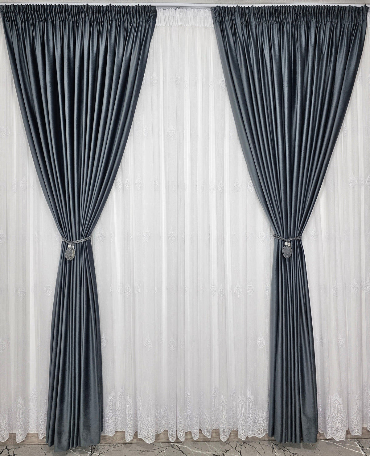 Set Ria: perdea alba din borangic cu broderie si draperie din catifea gri antracit