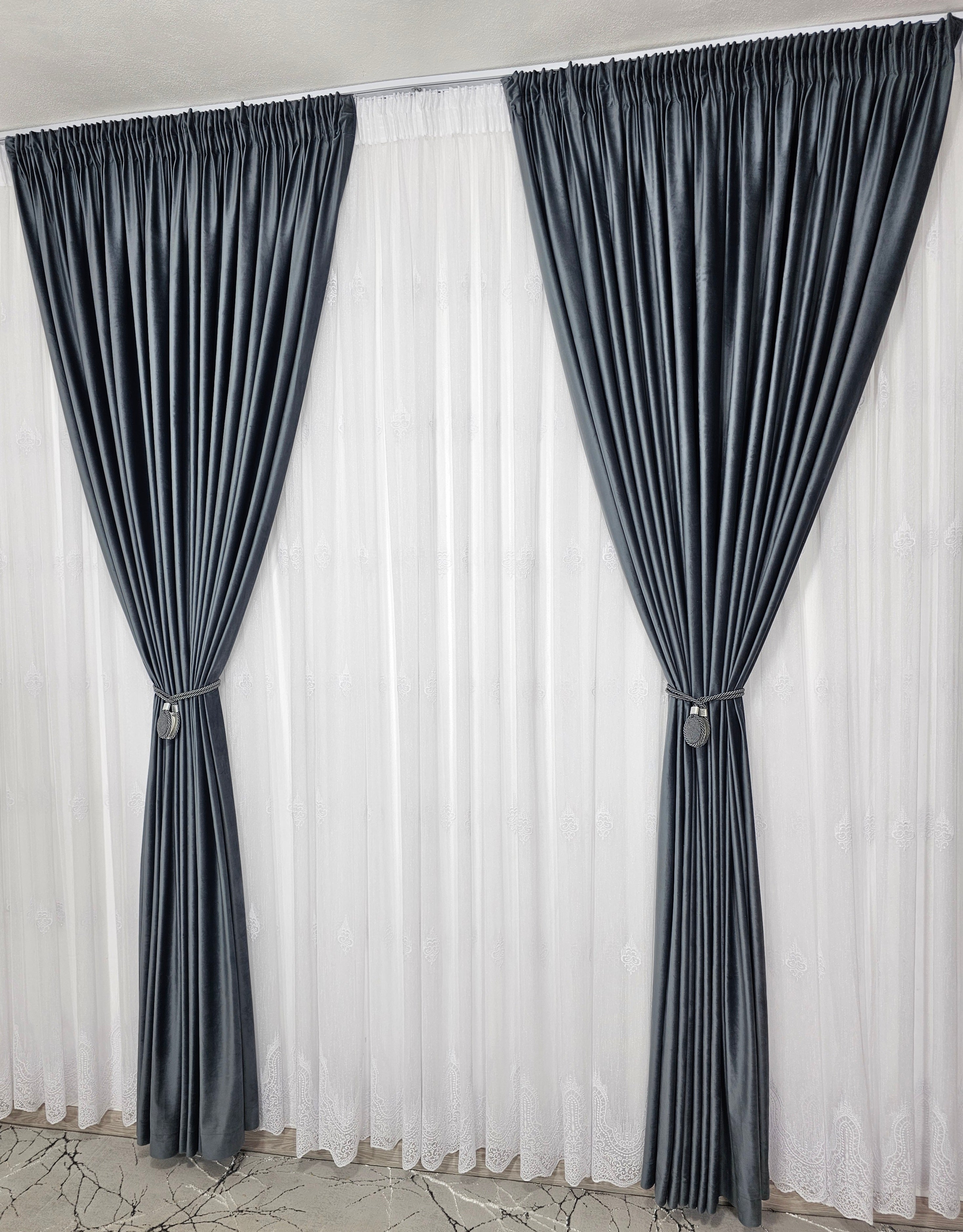 Set Ria: perdea alba din borangic cu broderie si draperie din catifea gri antracit