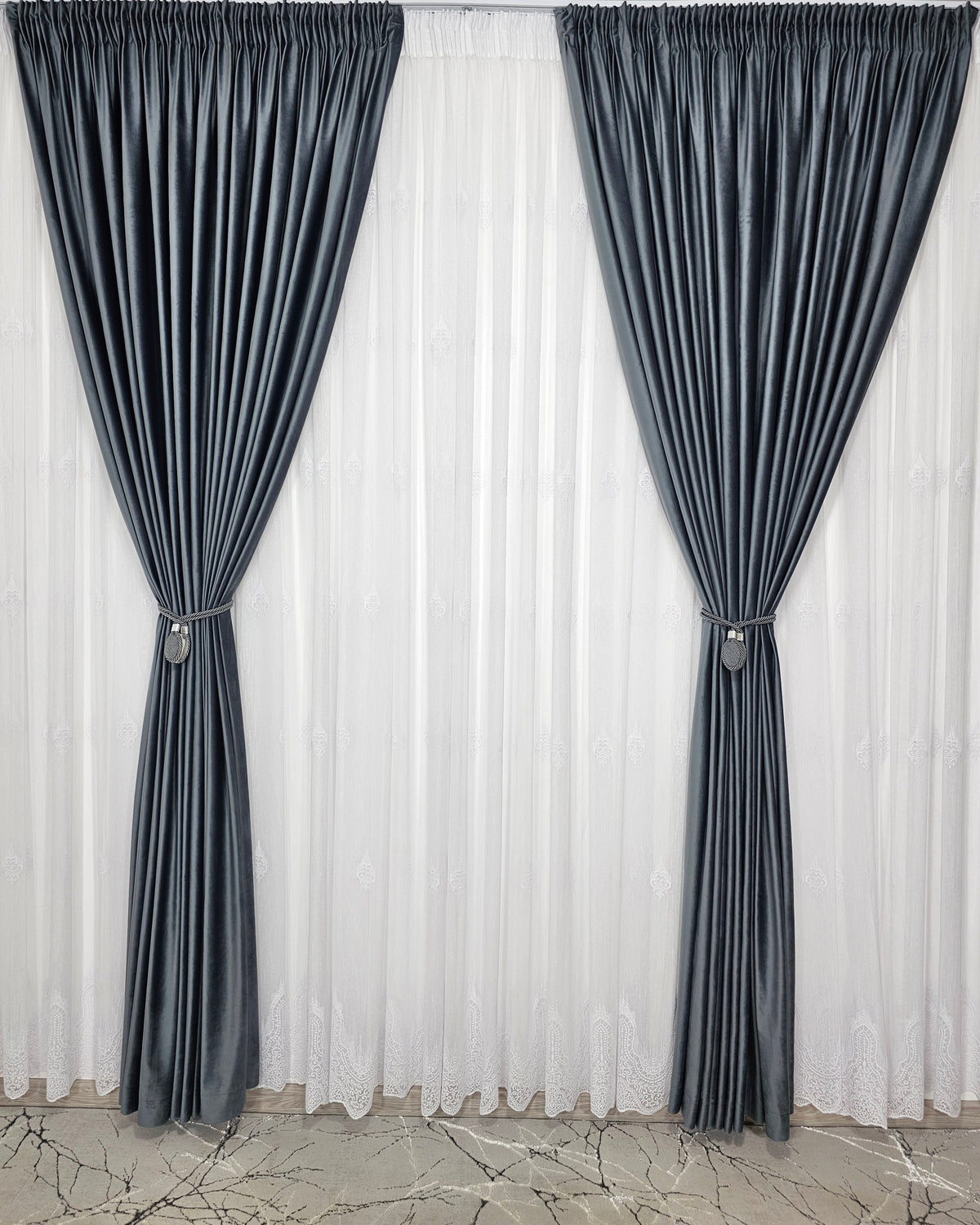 Set Ria: perdea alba din borangic cu broderie si draperie din catifea gri antracit