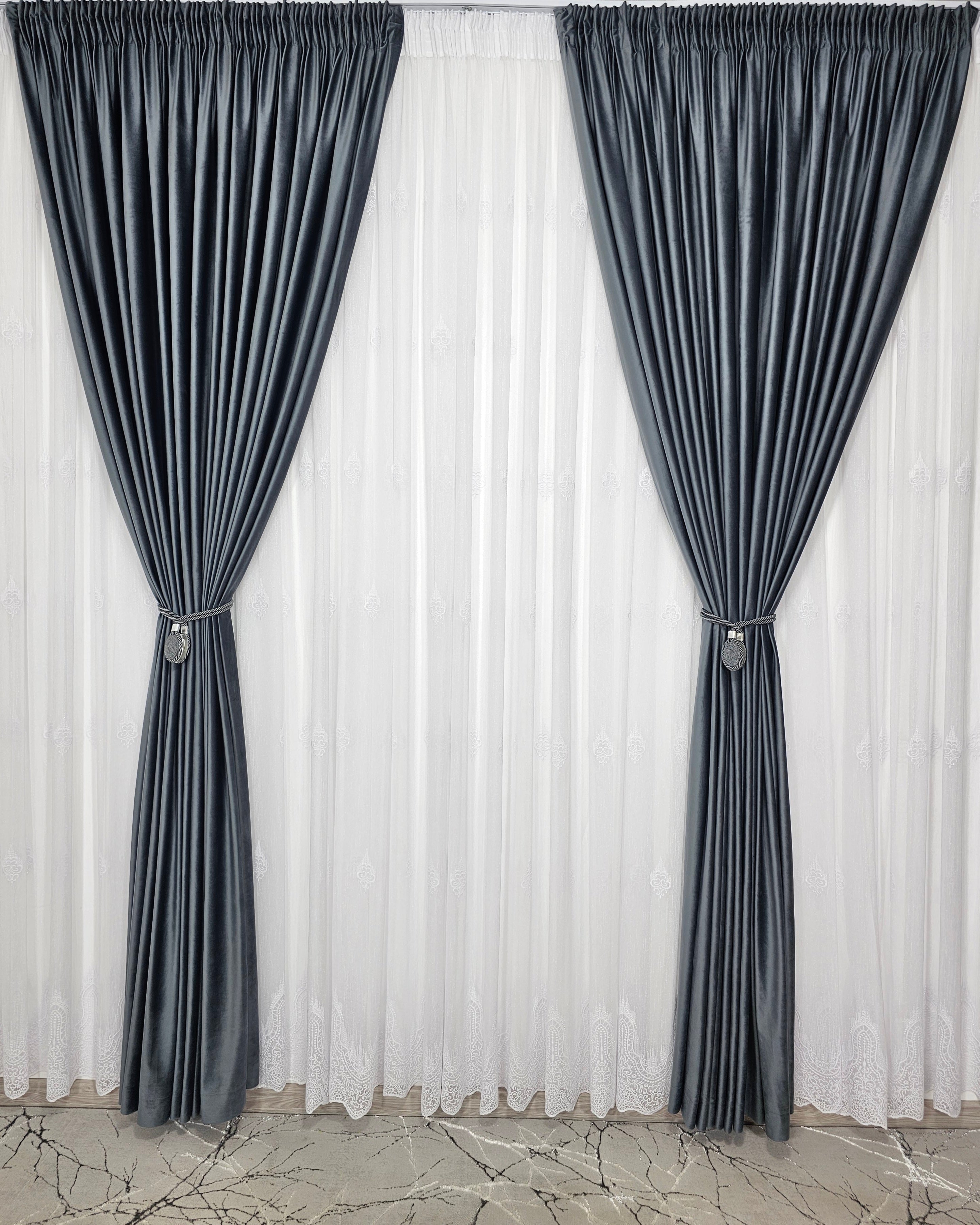 Set Ria: perdea alba din borangic cu broderie si draperie din catifea gri antracit