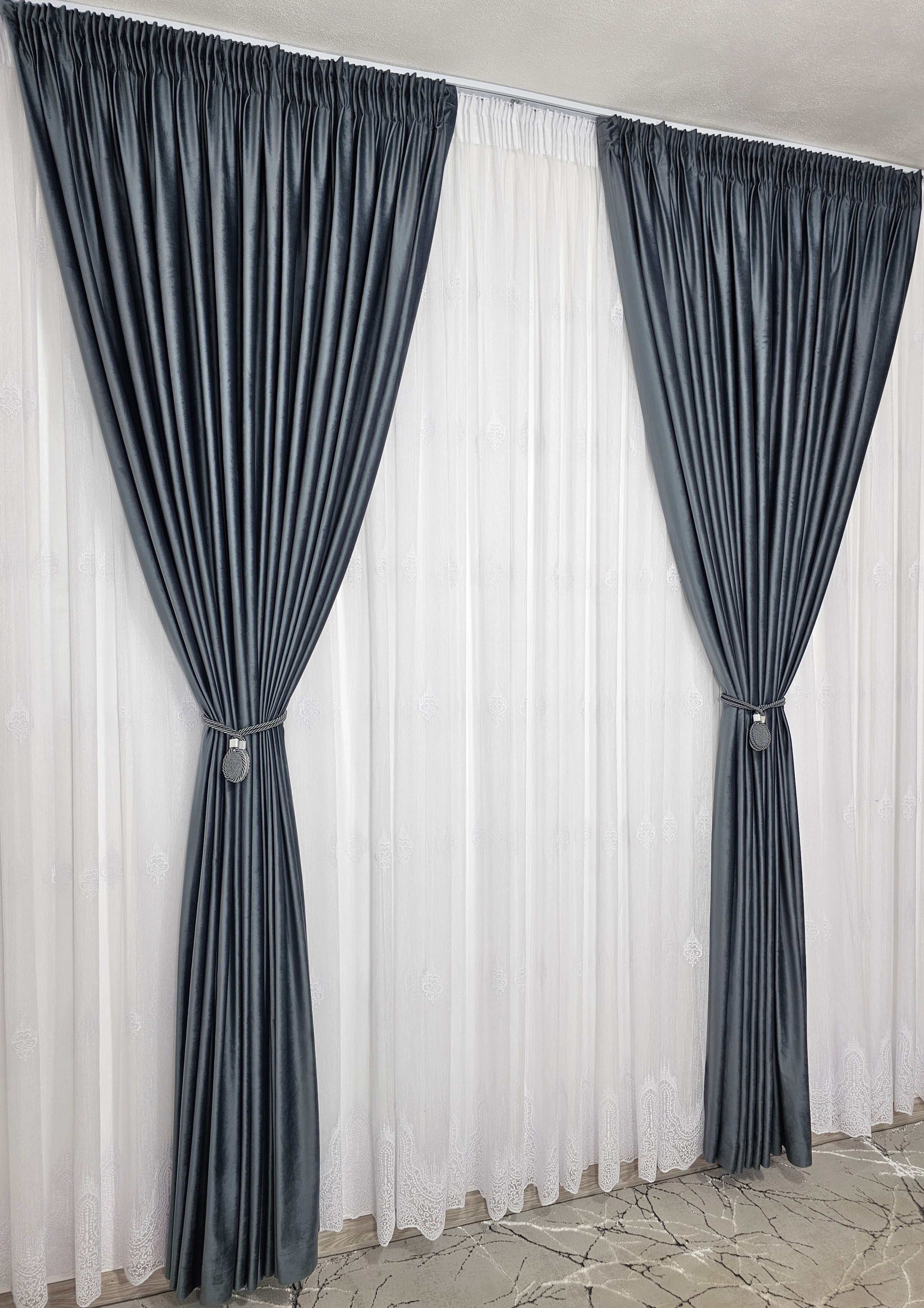 Set Ria: perdea alba din borangic cu broderie si draperie din catifea gri antracit