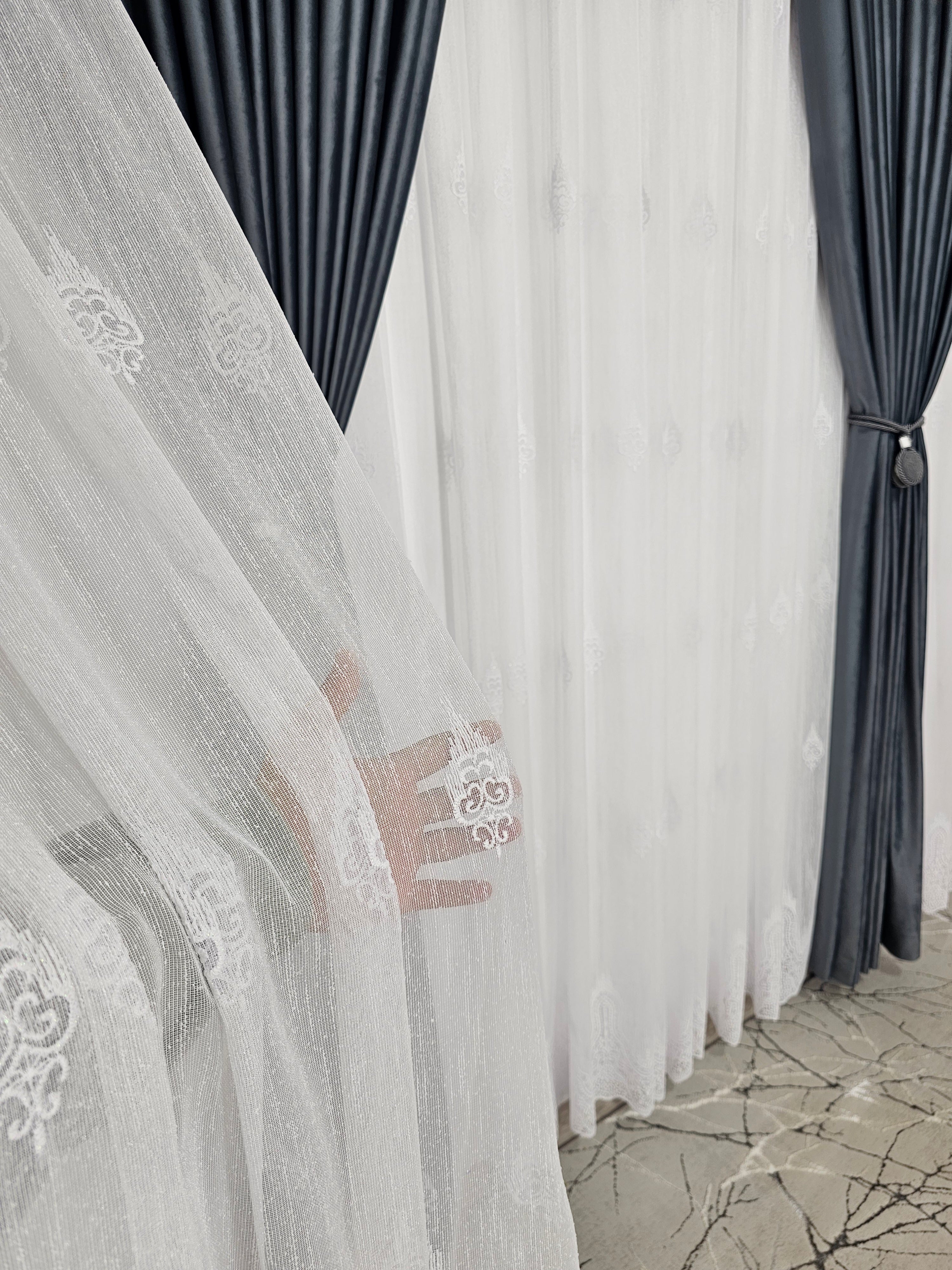 Set Ria: perdea alba din borangic cu broderie si draperie din catifea gri antracit