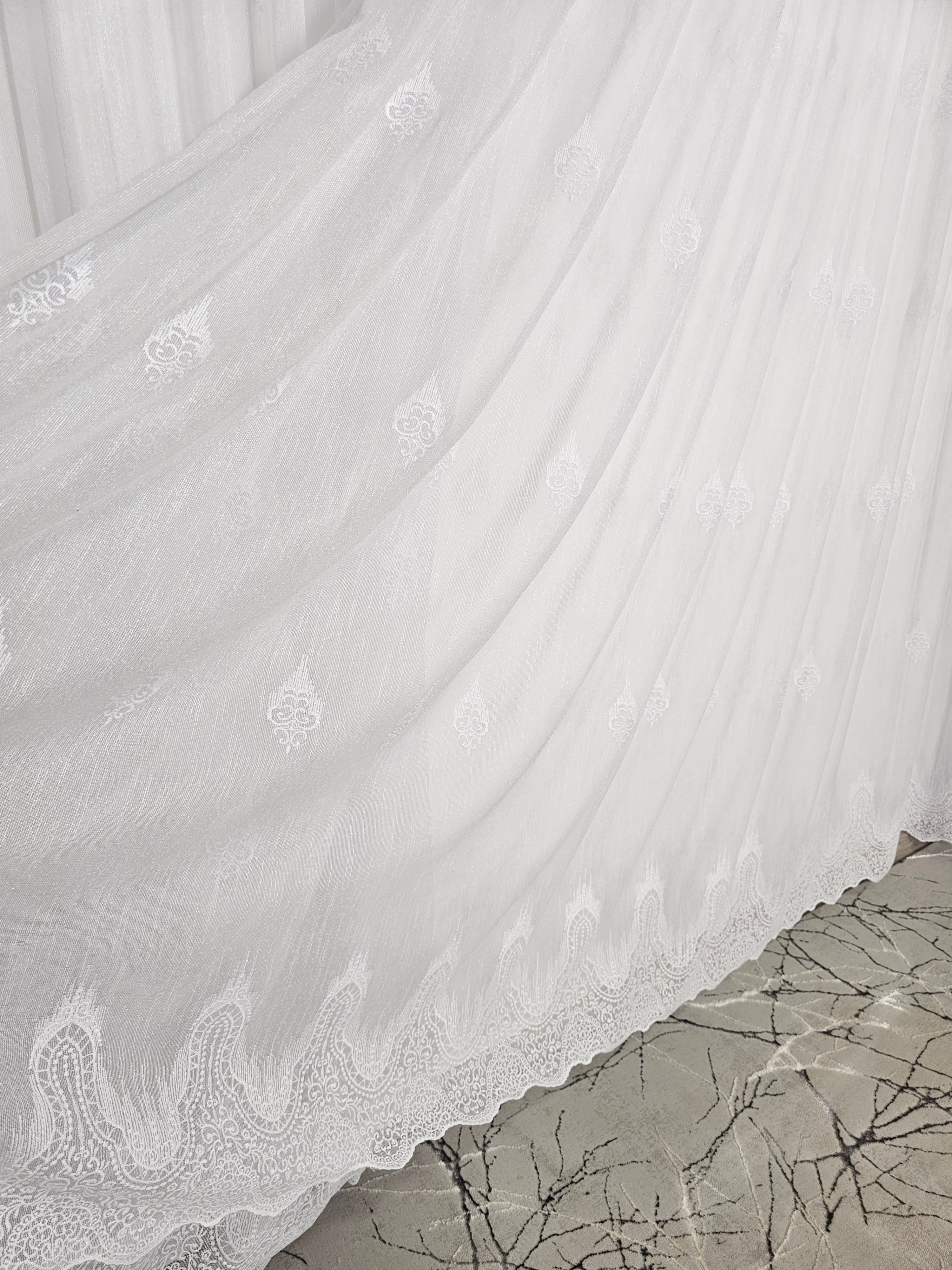 Set Ria: perdea alba din borangic cu broderie si draperie din catifea gri antracit