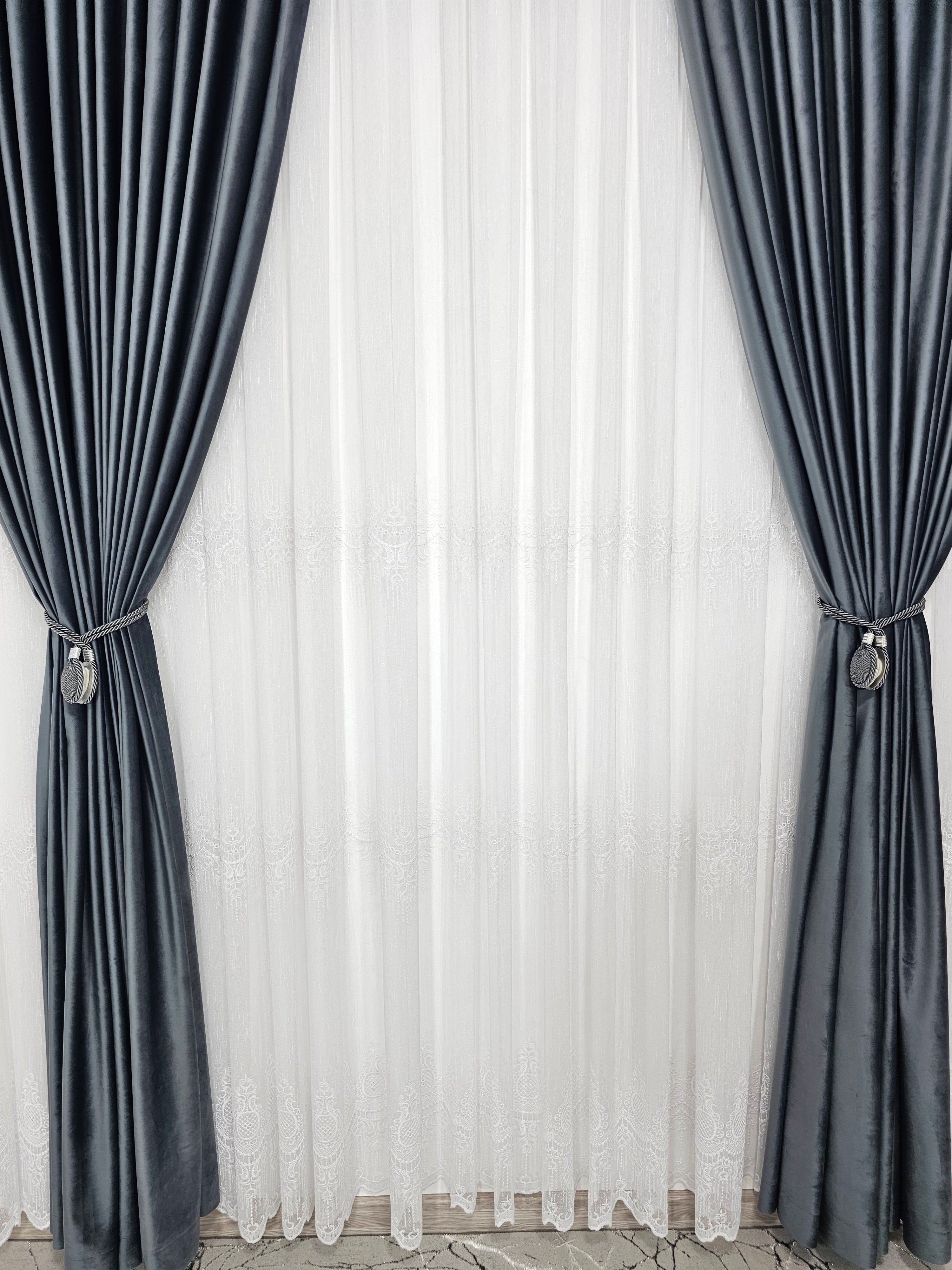 Set Hunia: perdea alba din borangic cu broderie si draperie din catifea gri antracit