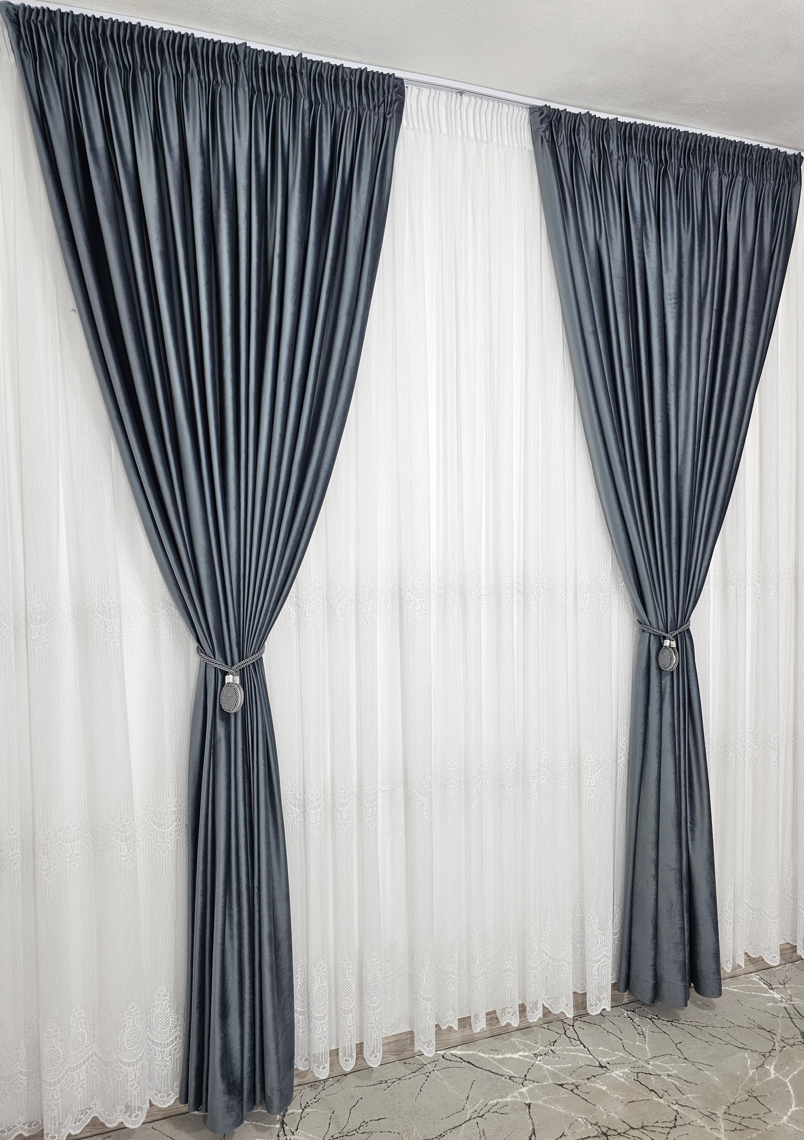 Set Hunia: perdea alba din borangic cu broderie si draperie din catifea gri antracit