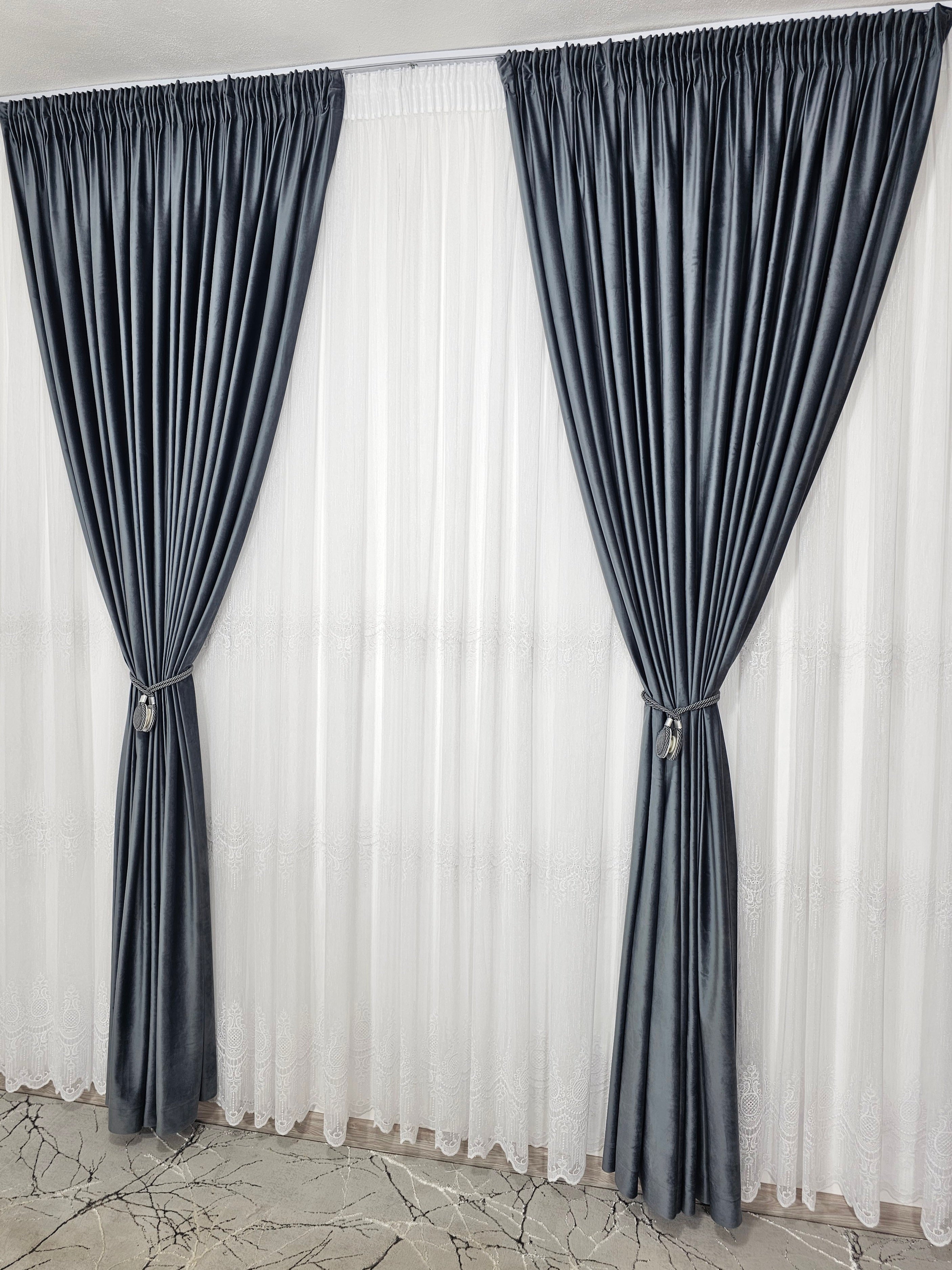 Set Hunia: perdea alba din borangic cu broderie si draperie din catifea gri antracit