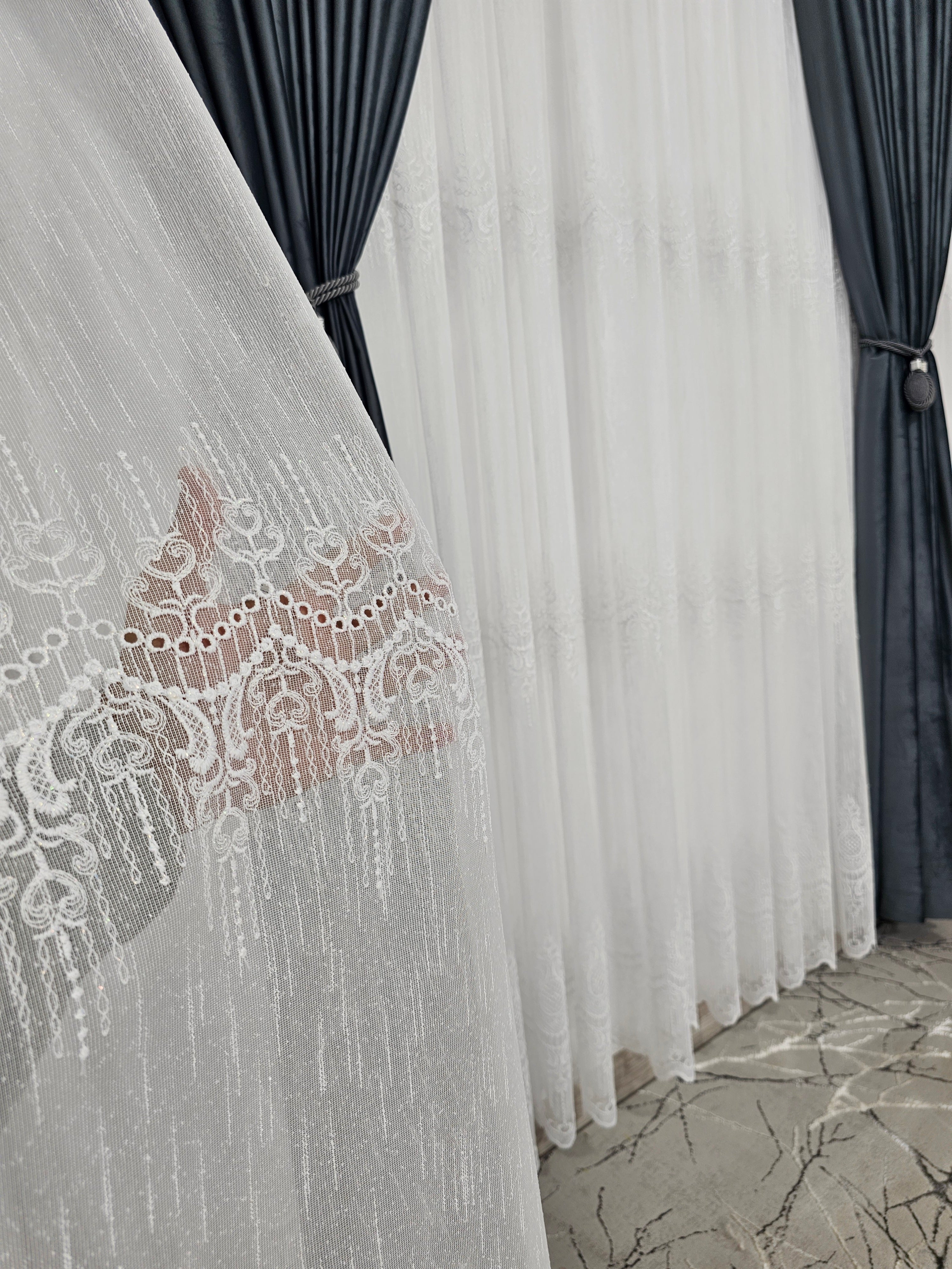 Set Hunia: perdea alba din borangic cu broderie si draperie din catifea gri antracit