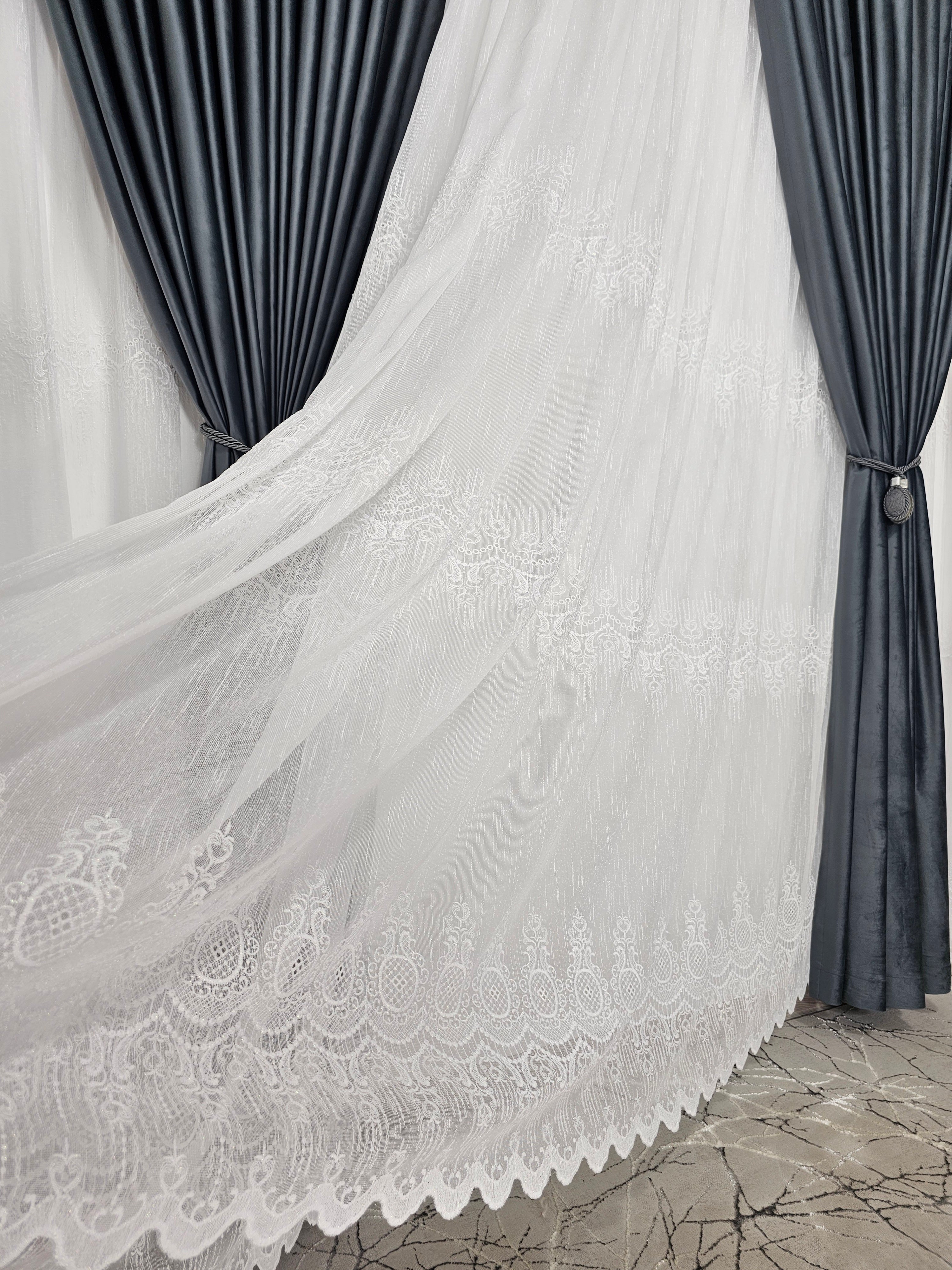 Set Hunia: perdea alba din borangic cu broderie si draperie din catifea gri antracit