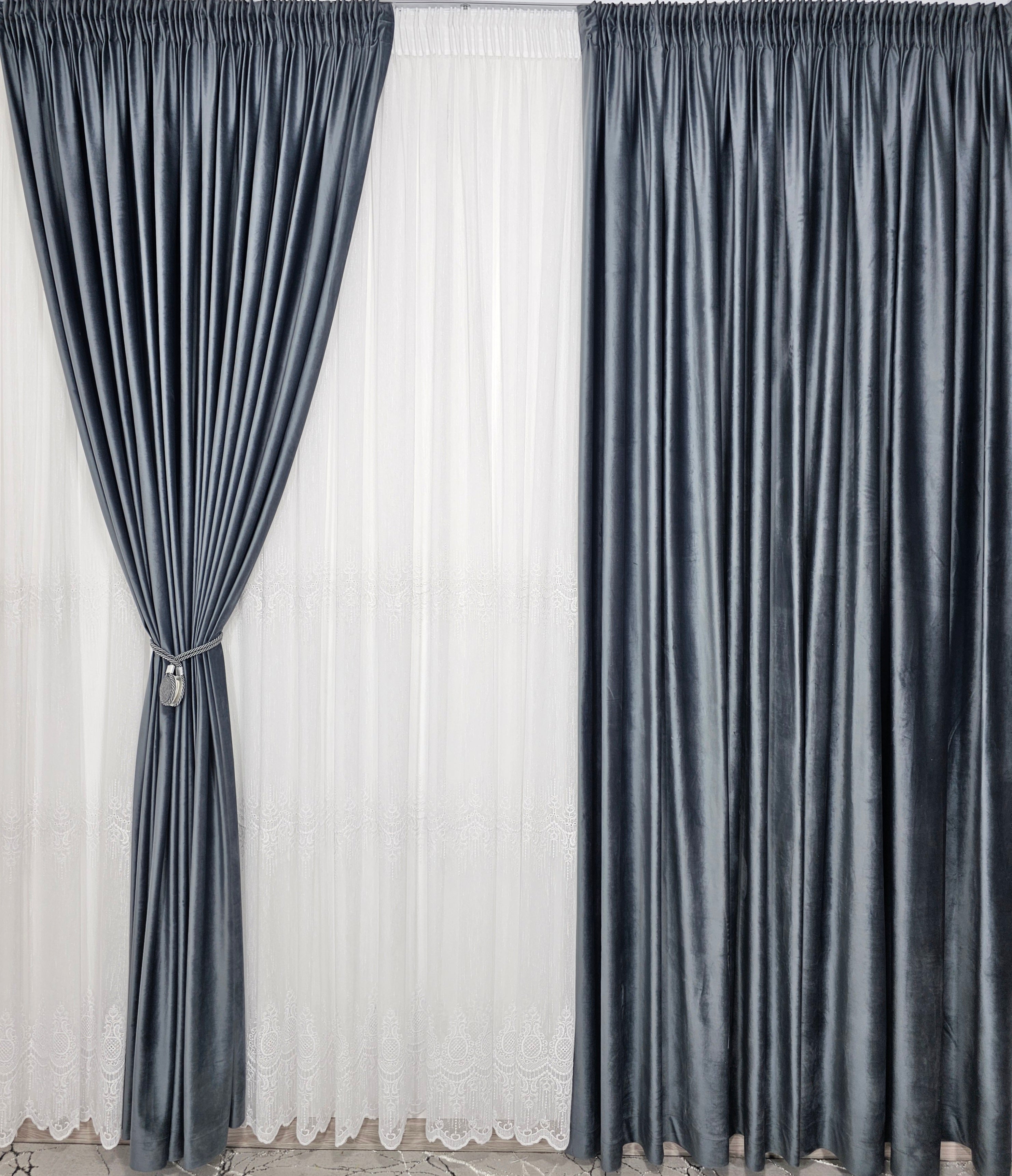 Set Hunia: perdea alba din borangic cu broderie si draperie din catifea gri antracit