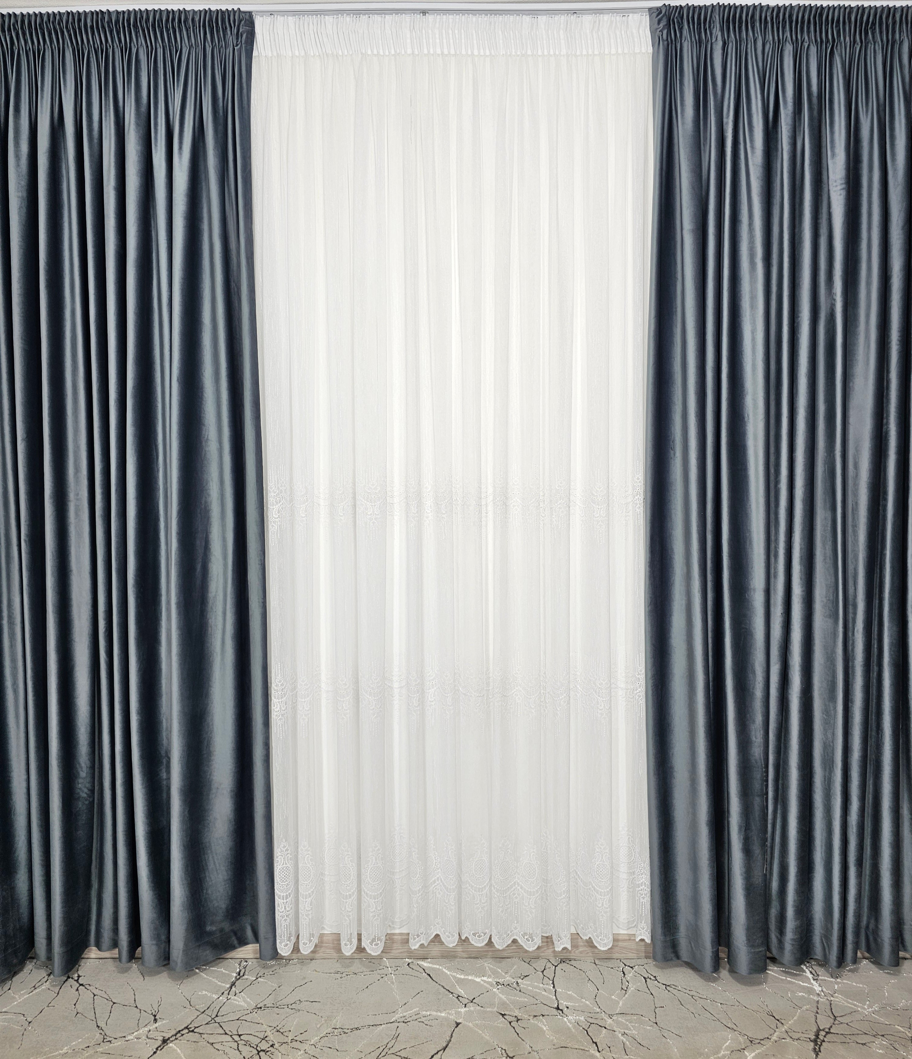 Set Hunia: perdea alba din borangic cu broderie si draperie din catifea gri antracit